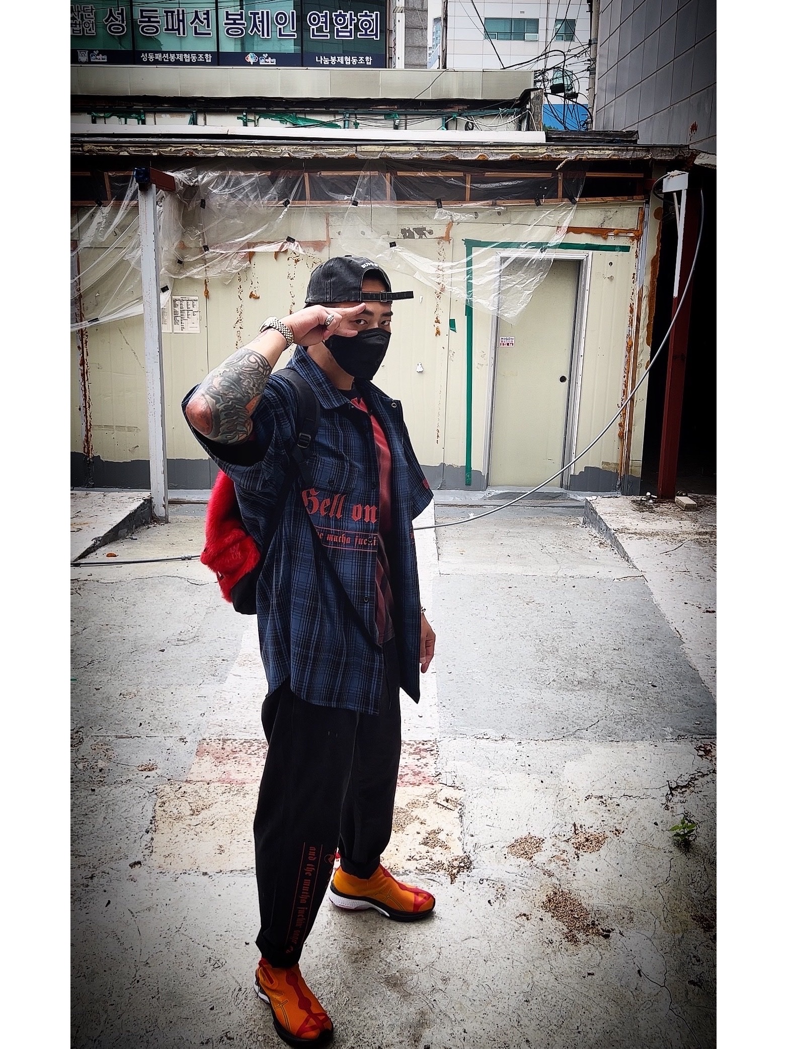 Supreme Pigment Canvas S Logo 6-Panel Black - 23SS, Supreme Bleed Logo S/S Top Black - 20FW 착용 스타일 - 2
