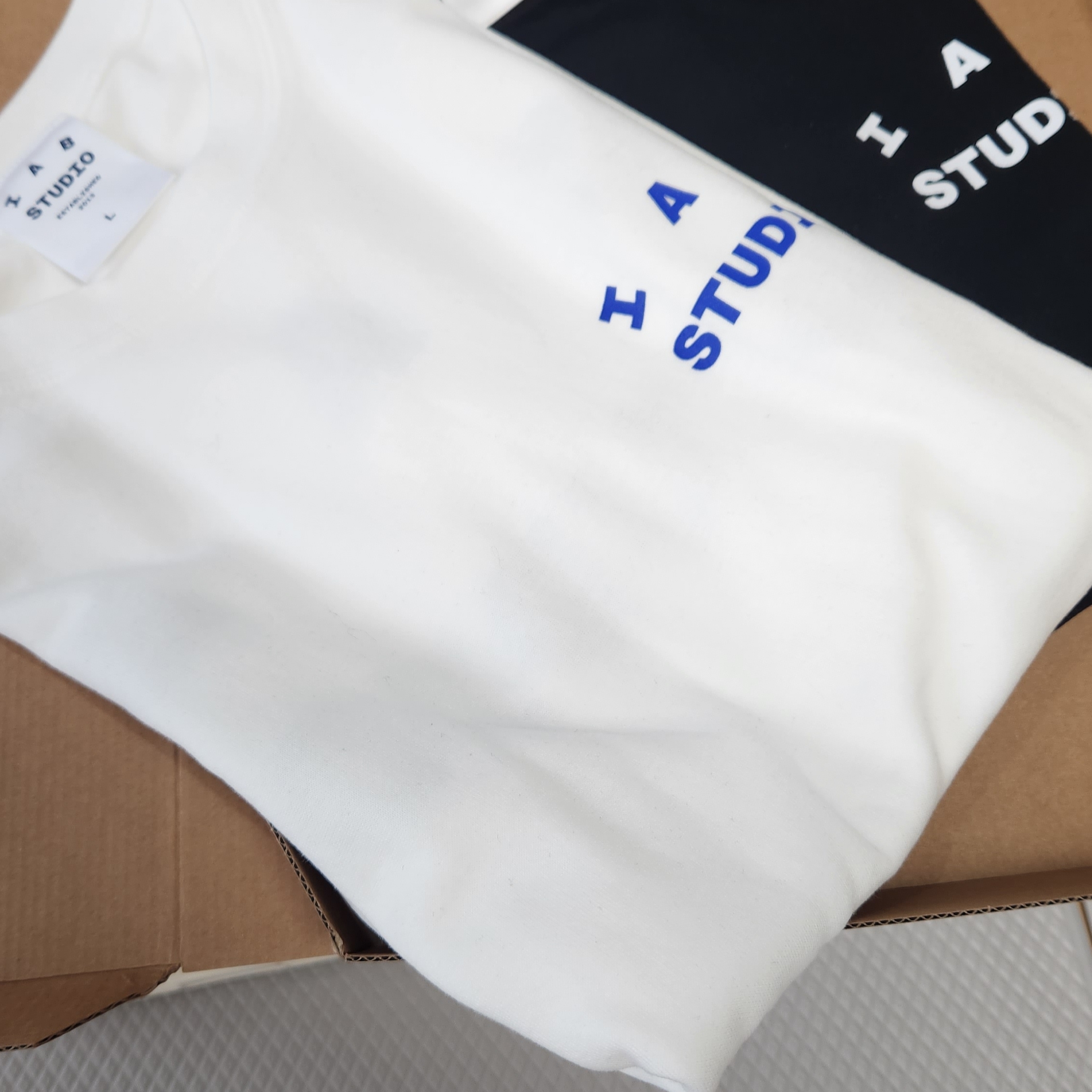 IAB Studio 10th Anniversary T-Shirts Pack White & Black (2 Pack) 착용 스타일 - 2
