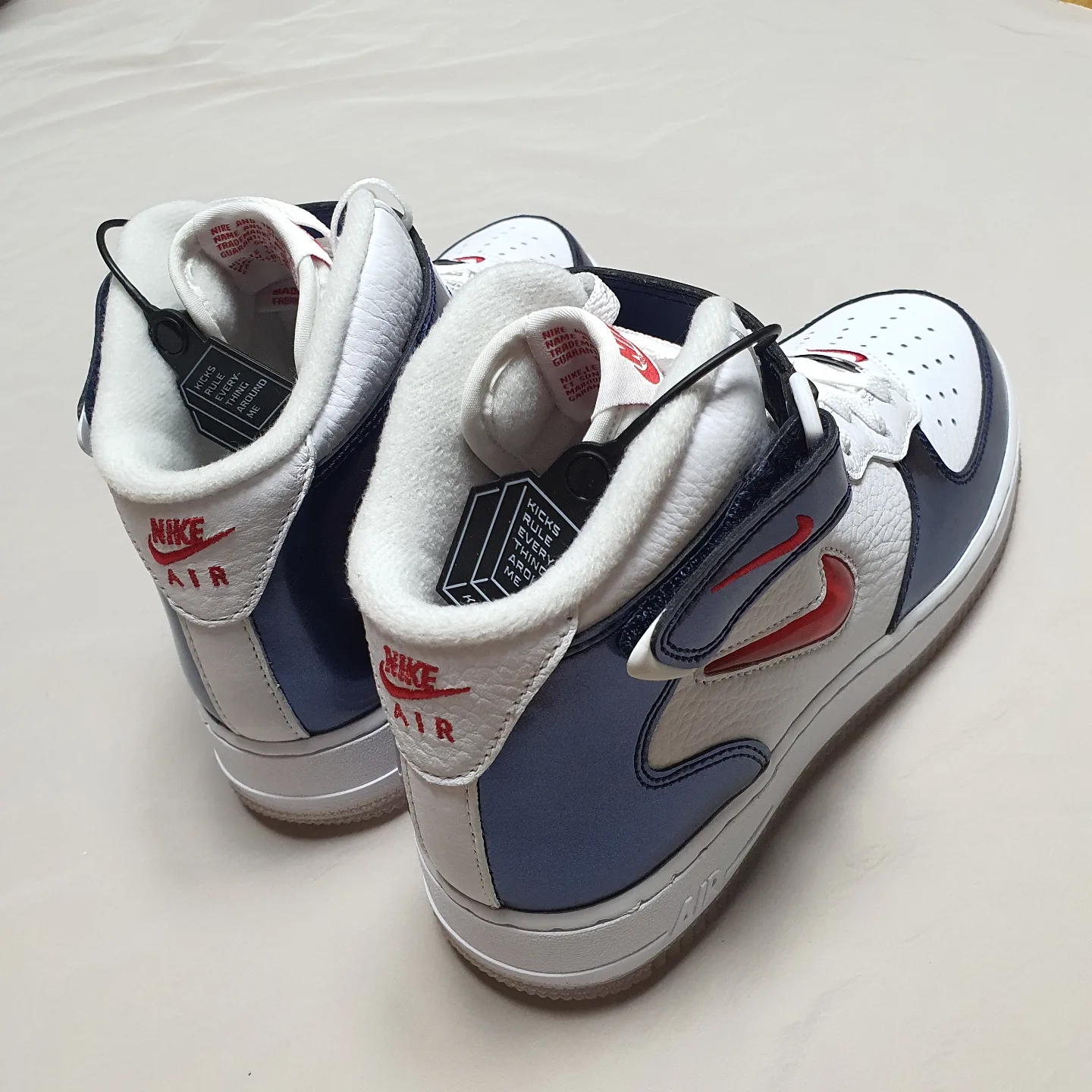Nike Air Force 1 Mid QS University Red and Midnight Navy 착용 스타일 - 2