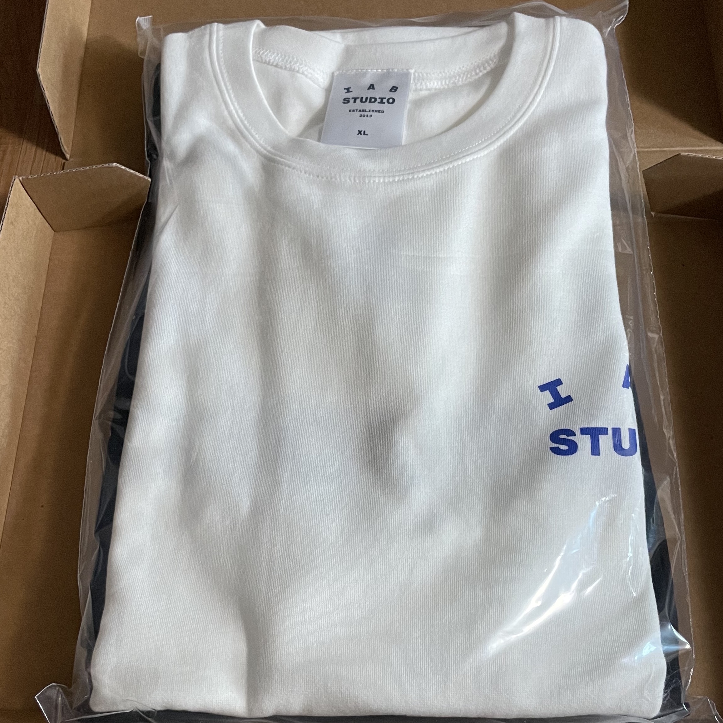 IAB Studio 10th Anniversary T-Shirts Pack White & Black (2 Pack) 착용 스타일 - 2
