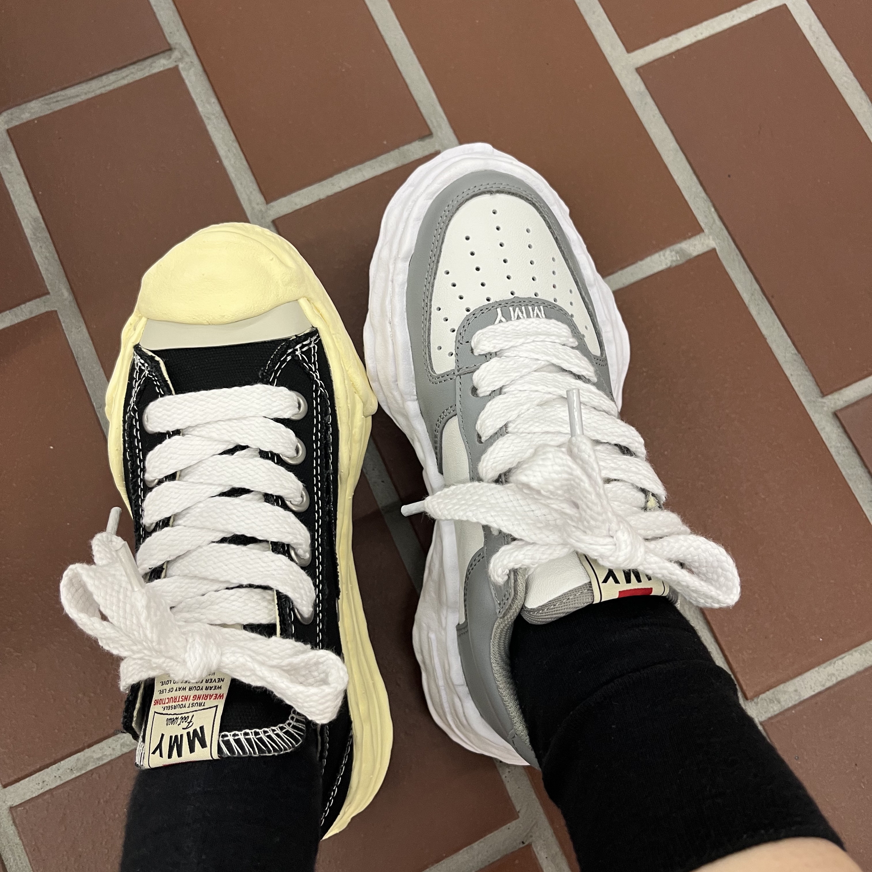 Maison Mihara Yasuhiro Wayne OG Sole Leather Low-top Sneakers Gray White, Maison Mihara Yasuhiro Hank VL OG Sole Canvas Low-top Sneakers Black 착용 스타일 - 2