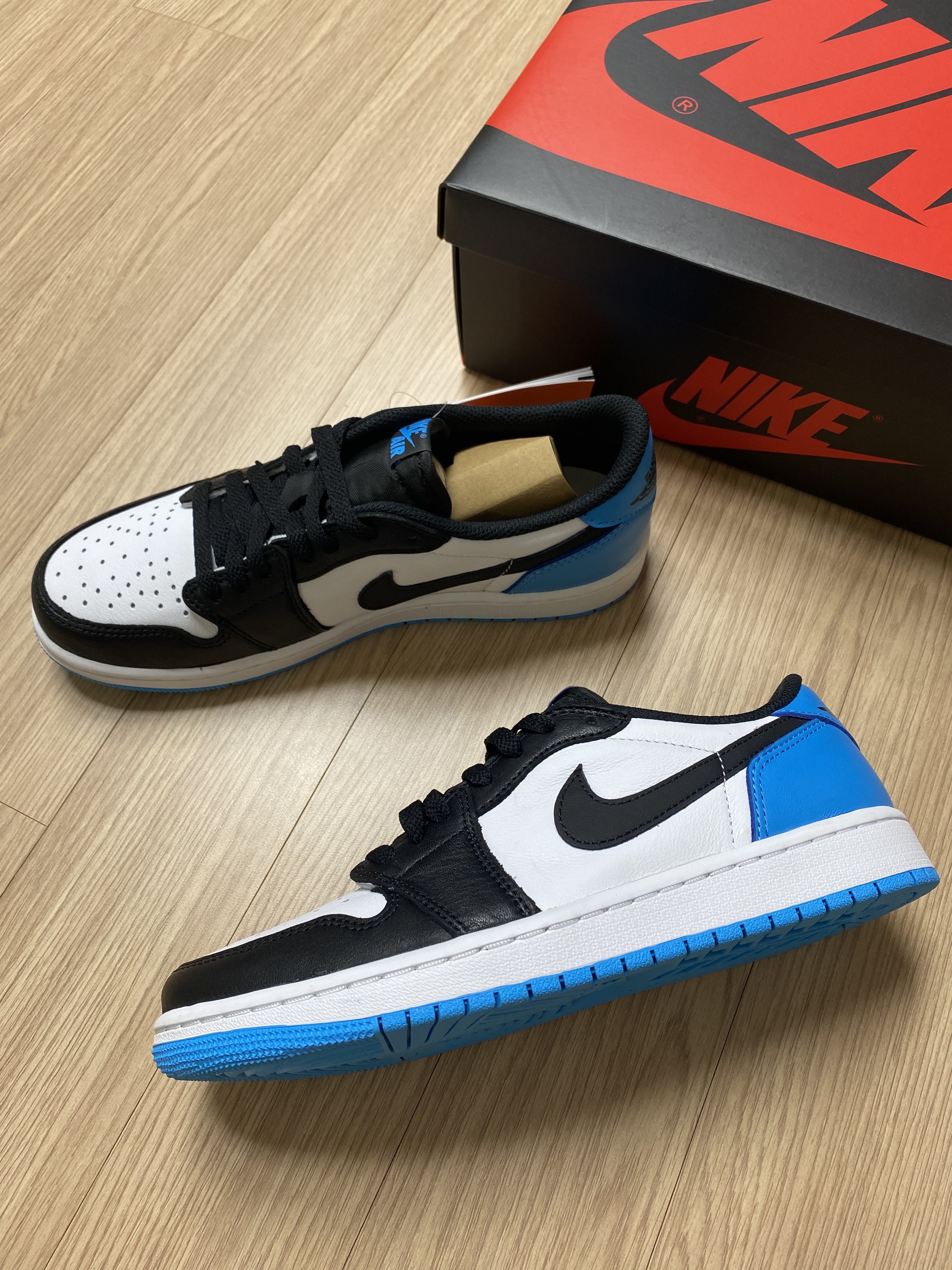 Jordan 1 Retro Low OG Black and Dark Powder Blue 착용 스타일
