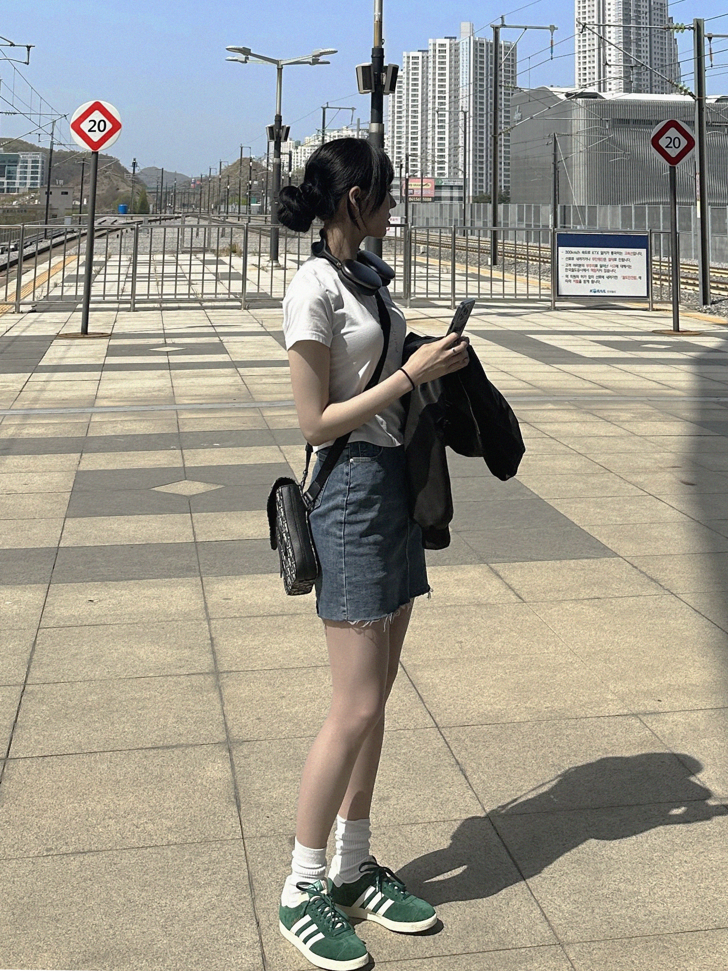 Adidas Gazelle Dark Green Cream White, Apple AirPods Max Lightning Space Gray (Korean Ver.) 착용 스타일 - 2