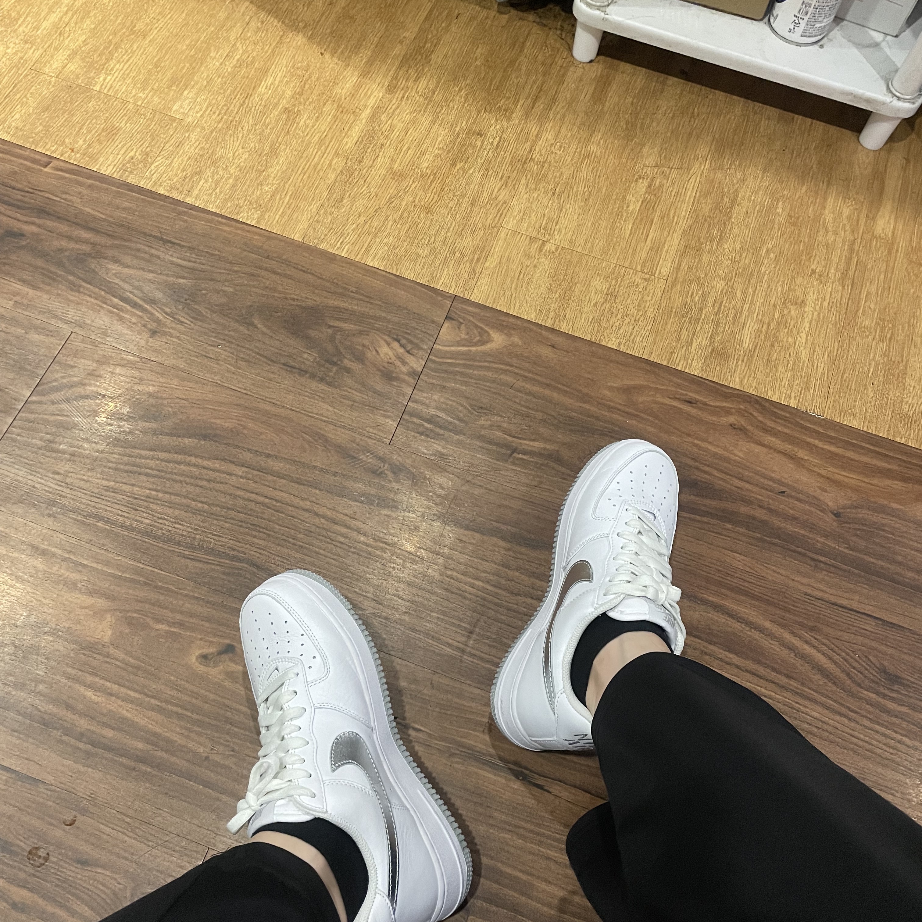 Nike Air Force 1 Low Retro Color of the Month White Metallic Silver 착용 스타일 - 1