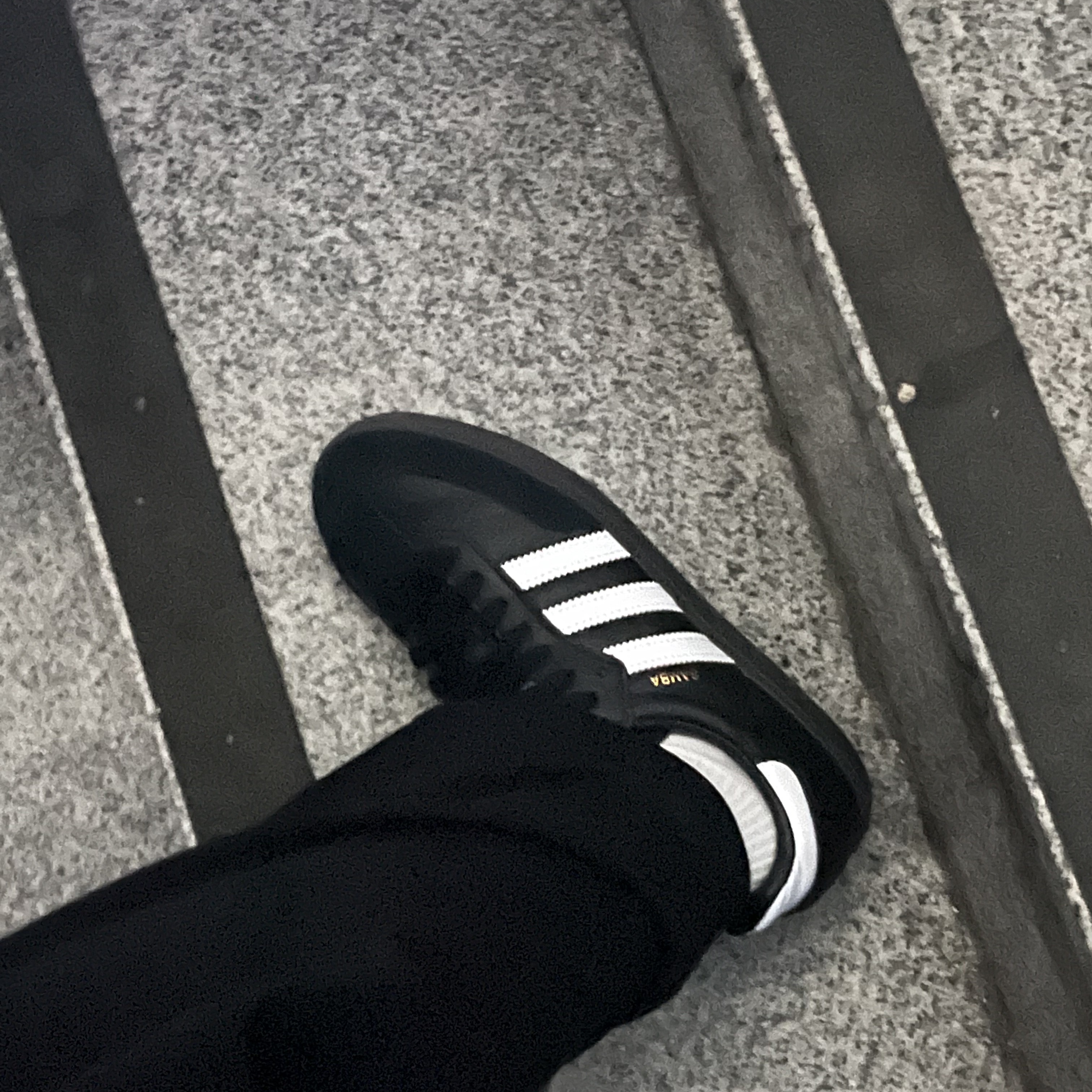 Adidas Samba OG Black White Gum 착용 스타일