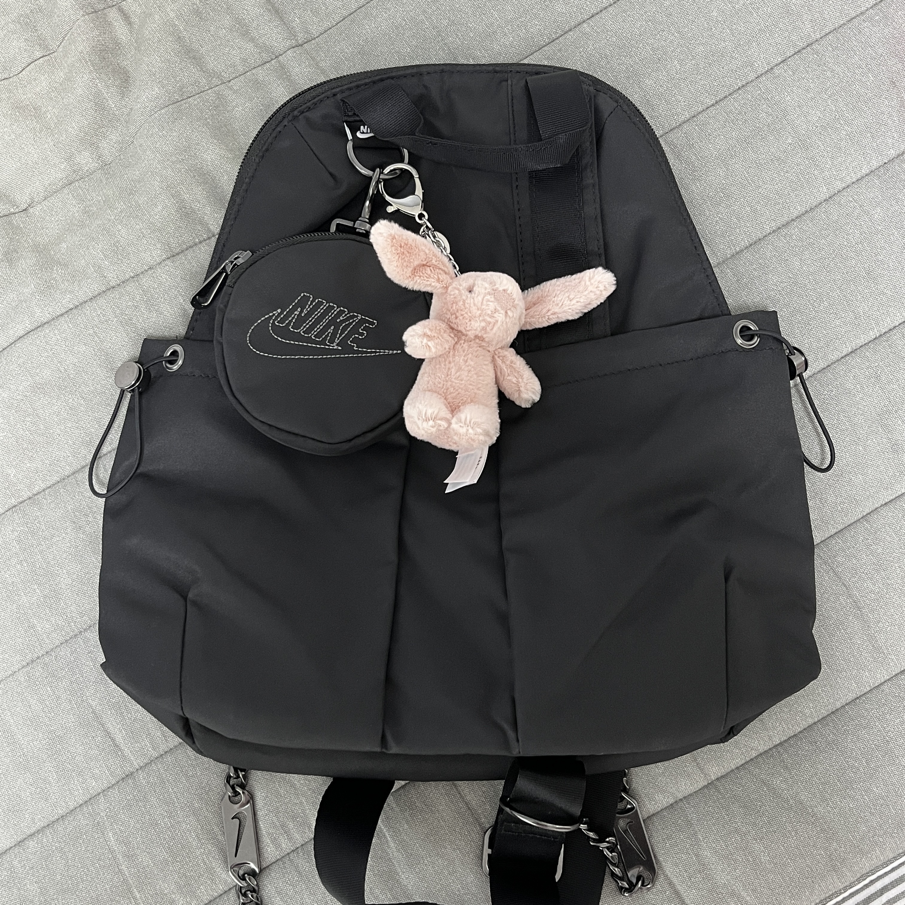 Jellycat Bashful Bunny Bag Charm Blush 착용 스타일