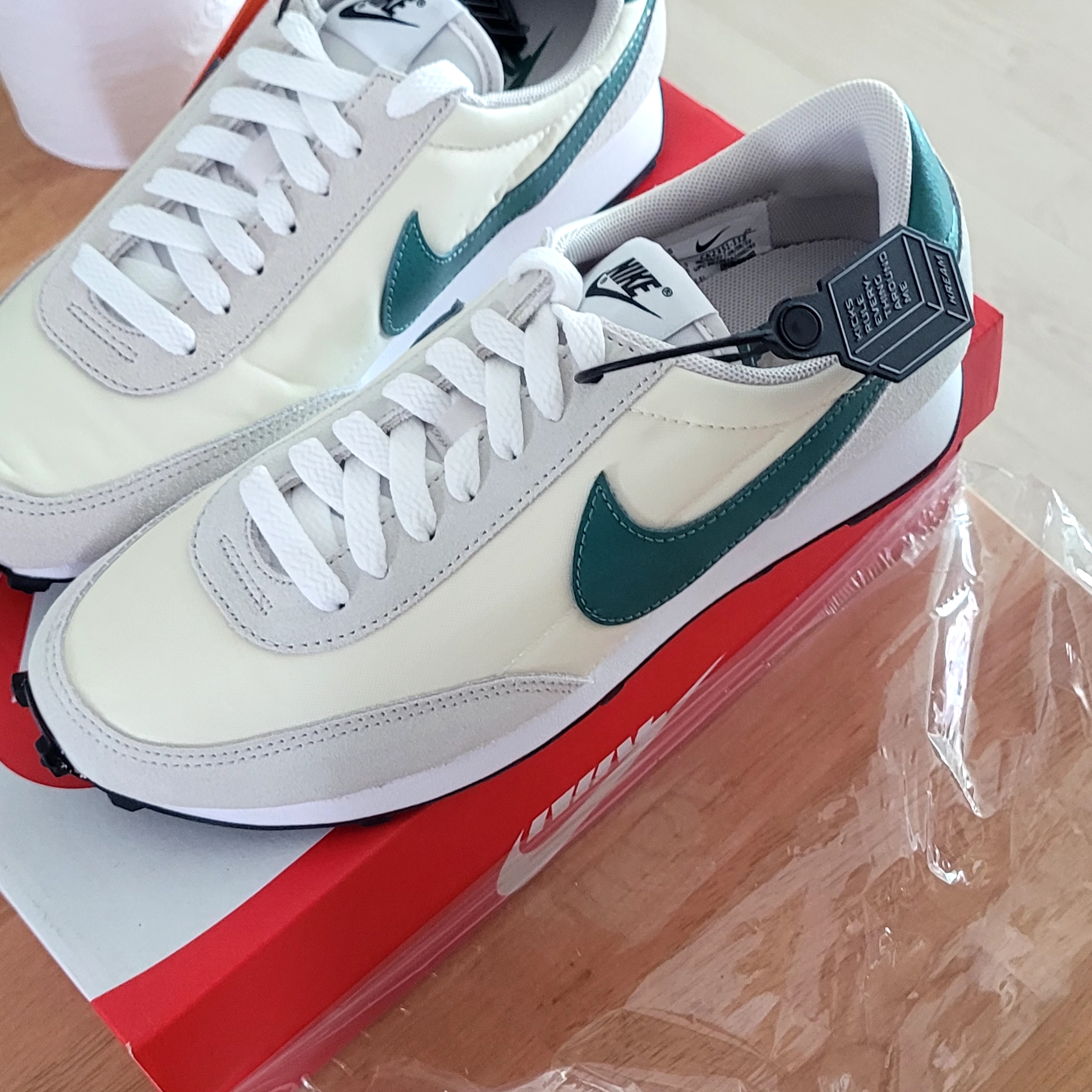 (W) Nike Daybreak Coconut Milk Green 착용 스타일