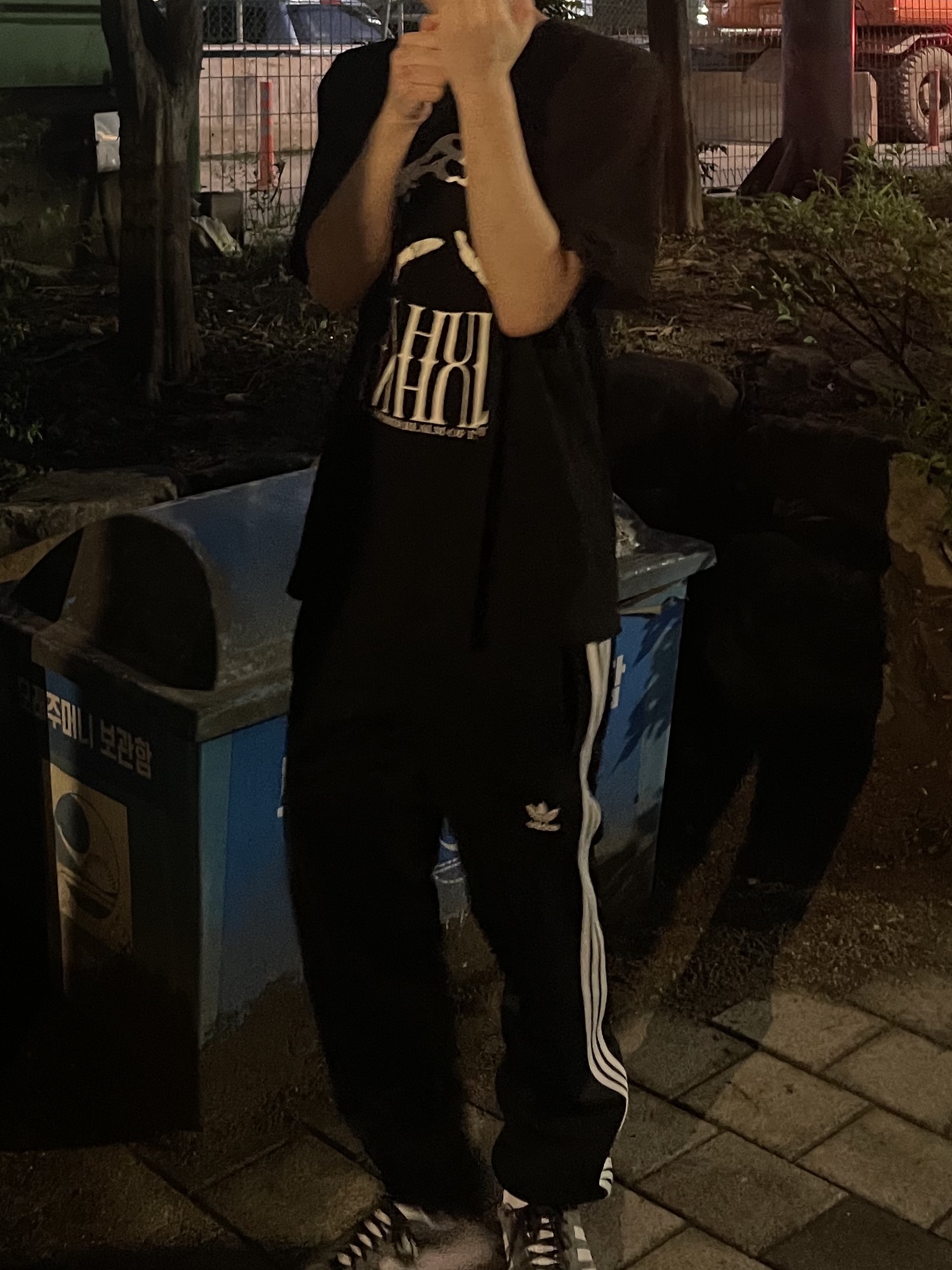 Adidas Gazelle Solid Grey, Undermycar EN HUIT Graphic T-Shirt Black - 23SS 착용 스타일 - 1