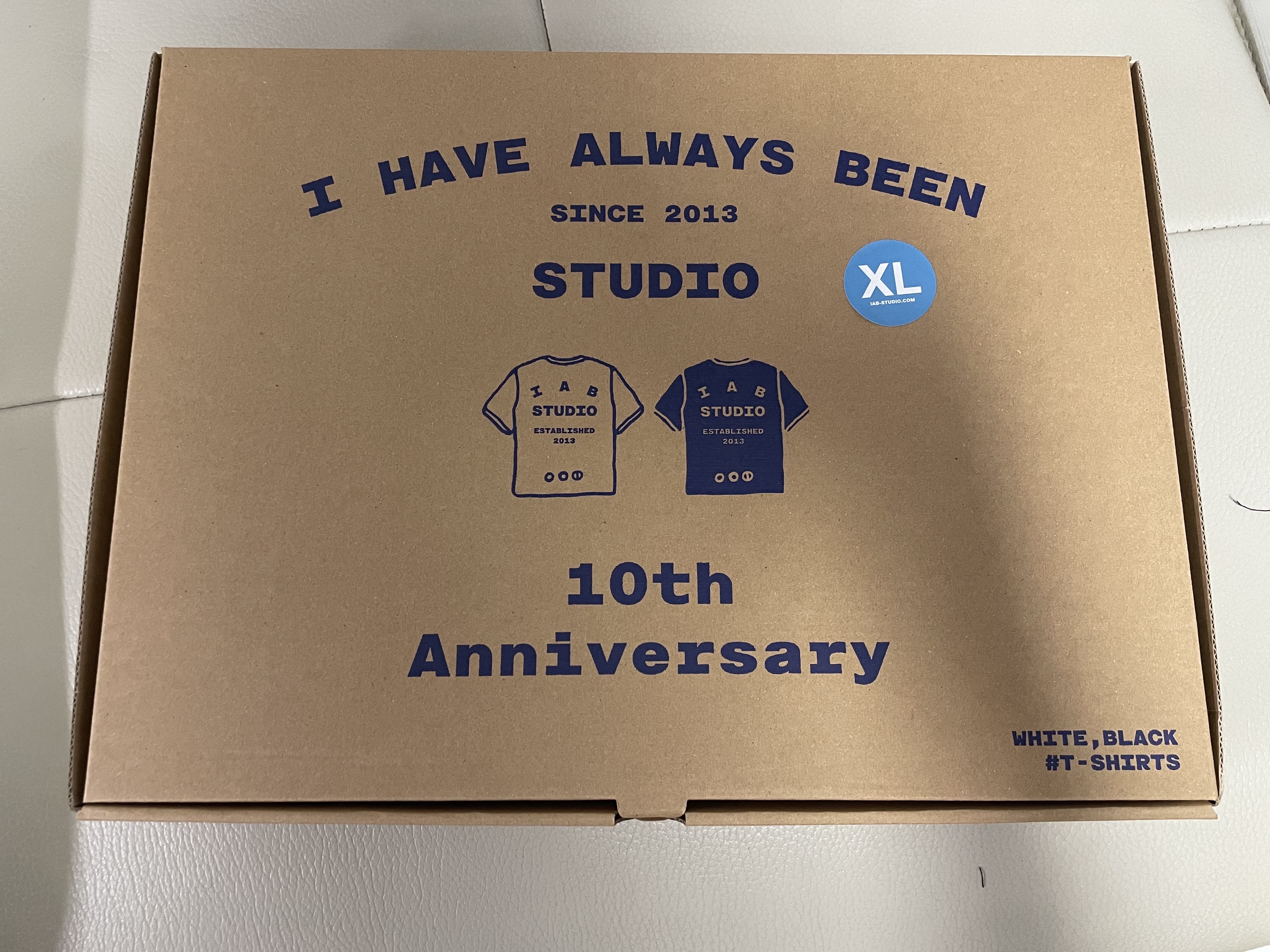 IAB Studio 10th Anniversary T-Shirts Pack White & Black (2 Pack) 착용 스타일
