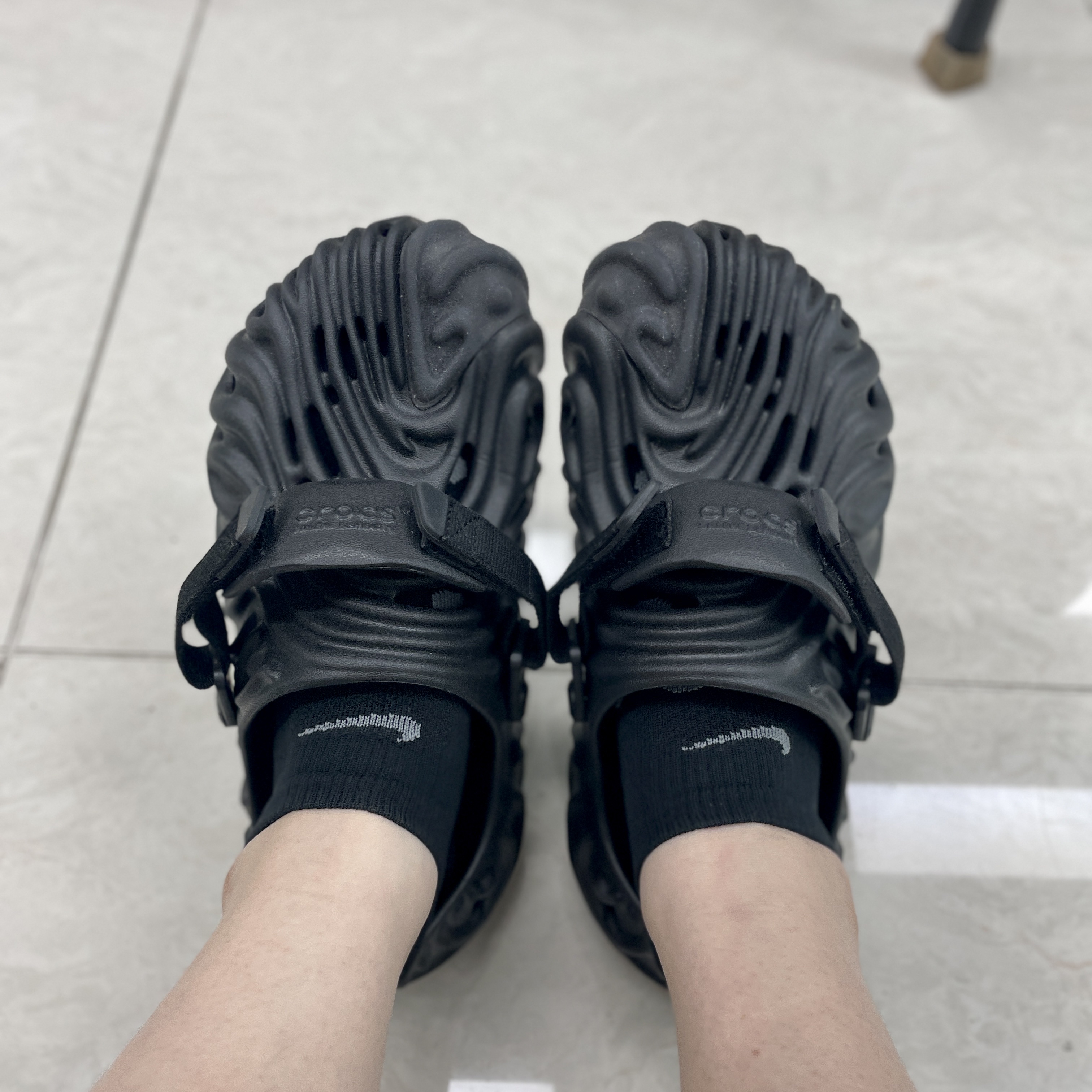 Crocs x Salehe Bembury Pollex Clog Sasquatch 착용 스타일