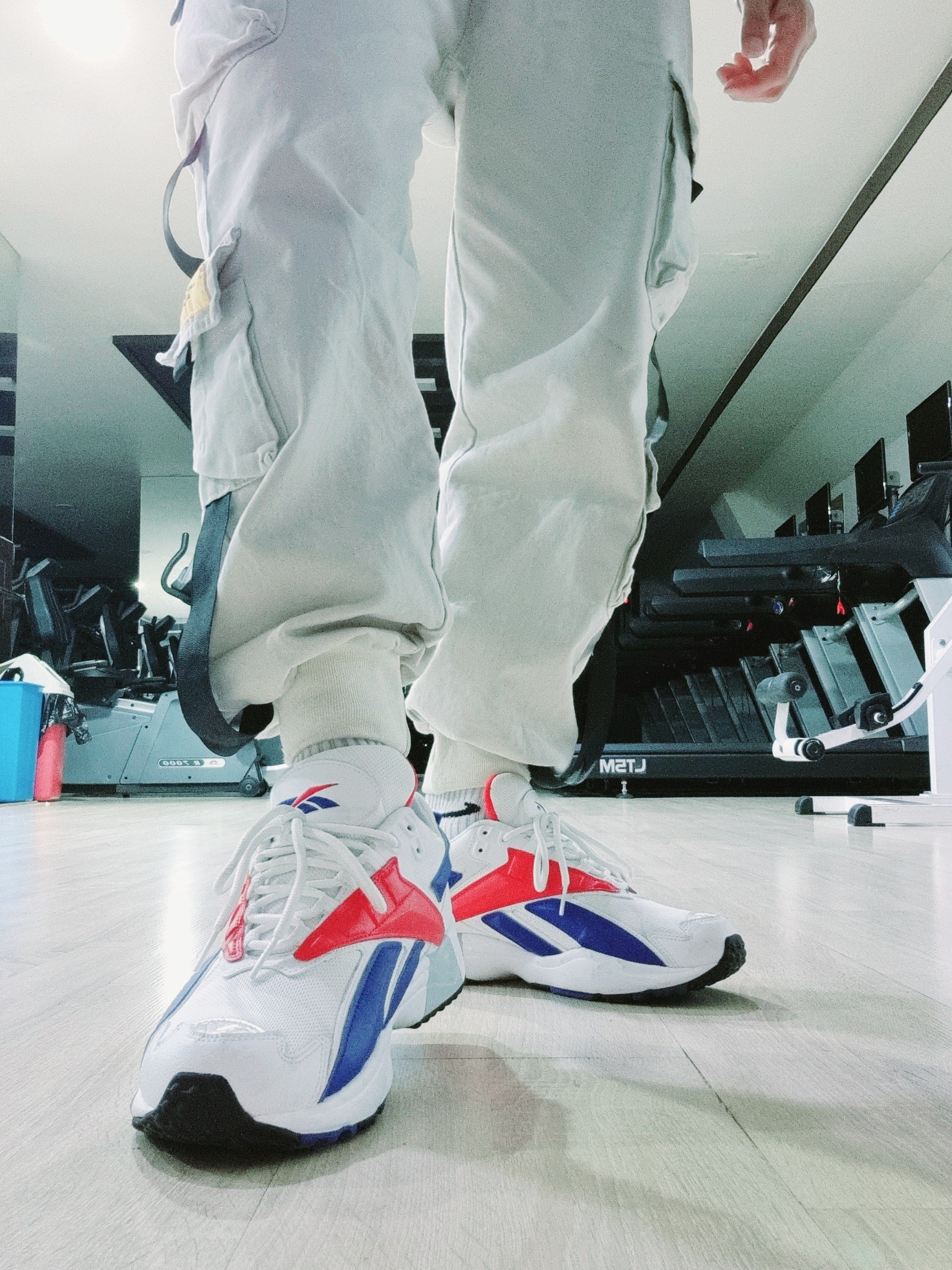 Reebok Interval 96 White Royal Scarlet 착용 스타일 - 2