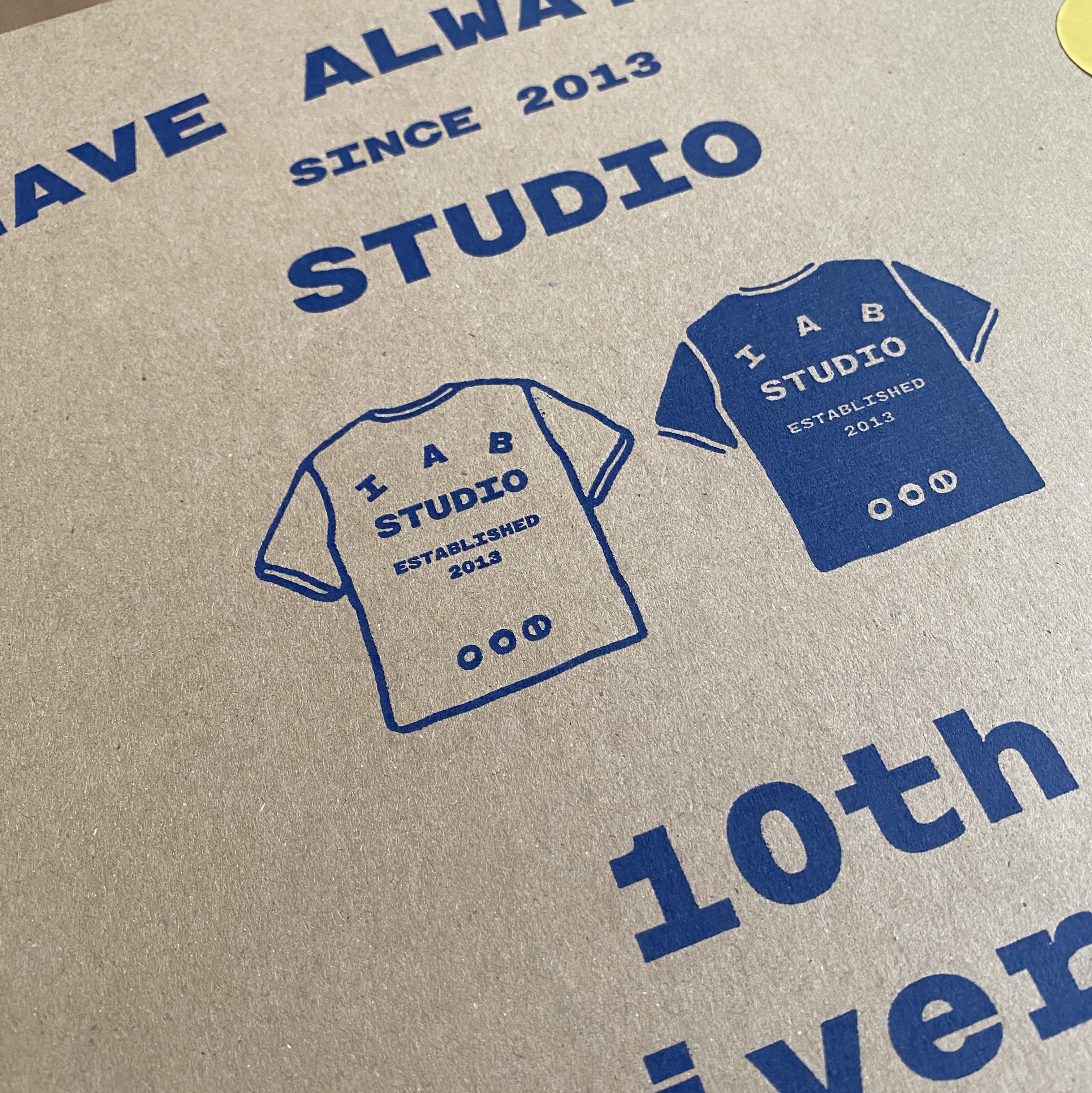 IAB Studio 10th Anniversary T-Shirts Pack White & Black (2 Pack) 착용 스타일 - 1