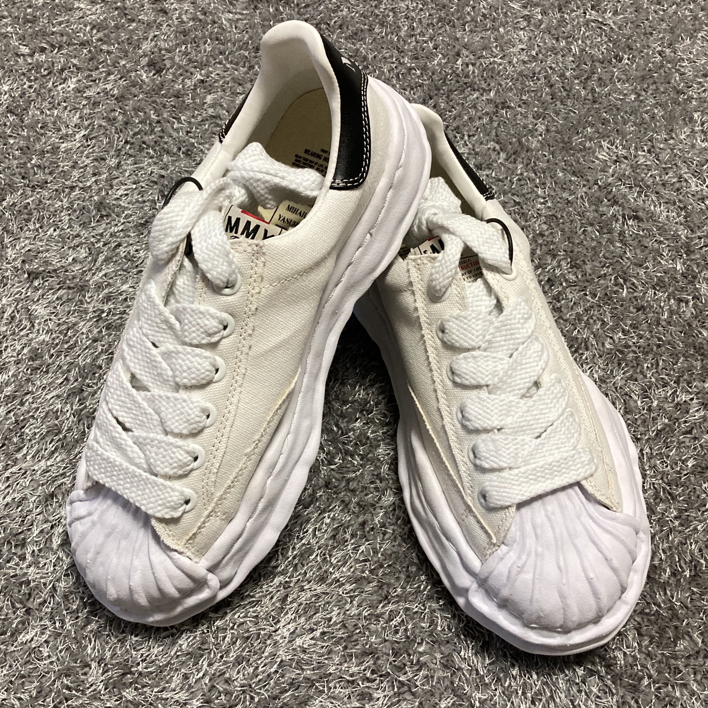Maison Mihara Yasuhiro Blakey OG Sole Canvas Low-top Sneakers White 착용 스타일