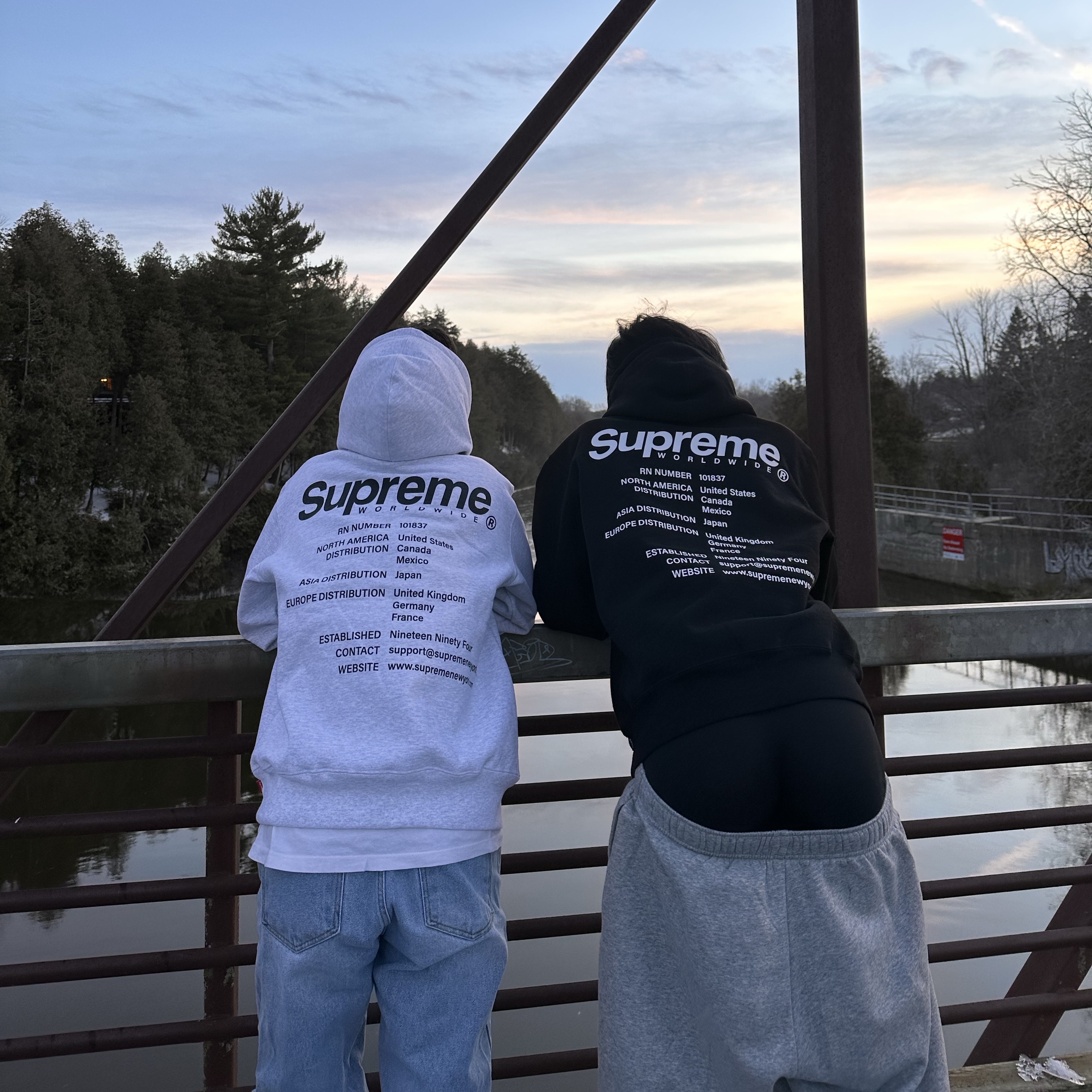 Supreme Worldwide Hooded Sweatshirt Ash Grey - 23SS, Supreme Worldwide Hooded Sweatshirt Black - 23SS 착용 스타일 - 1