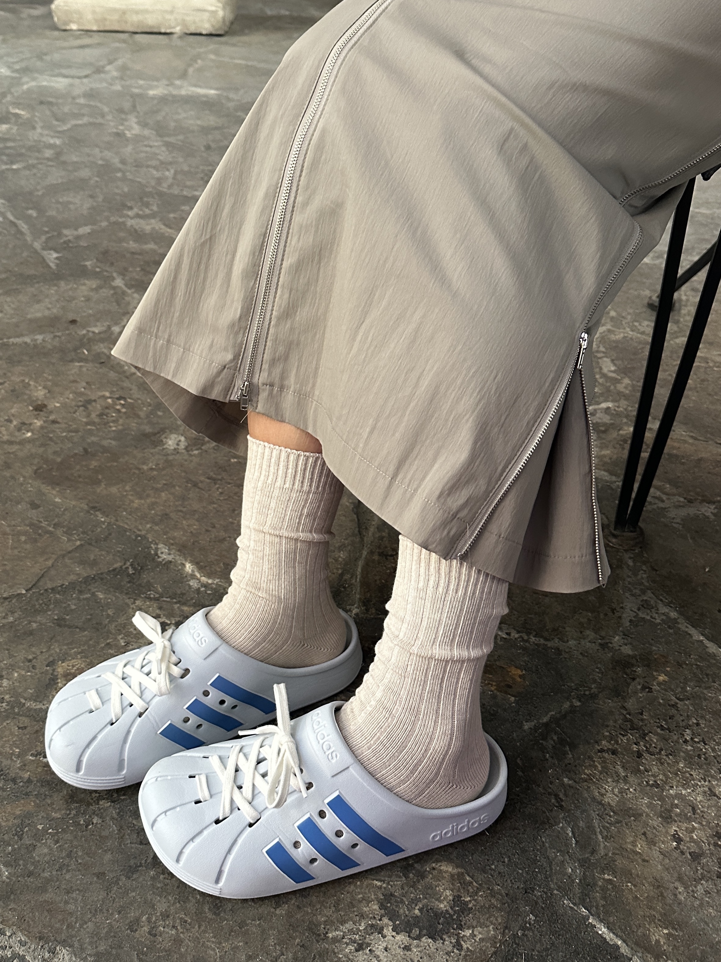 Adidas Adilette Clog Black White, Adidas Adilette Clog White Black 착용 스타일 - 3