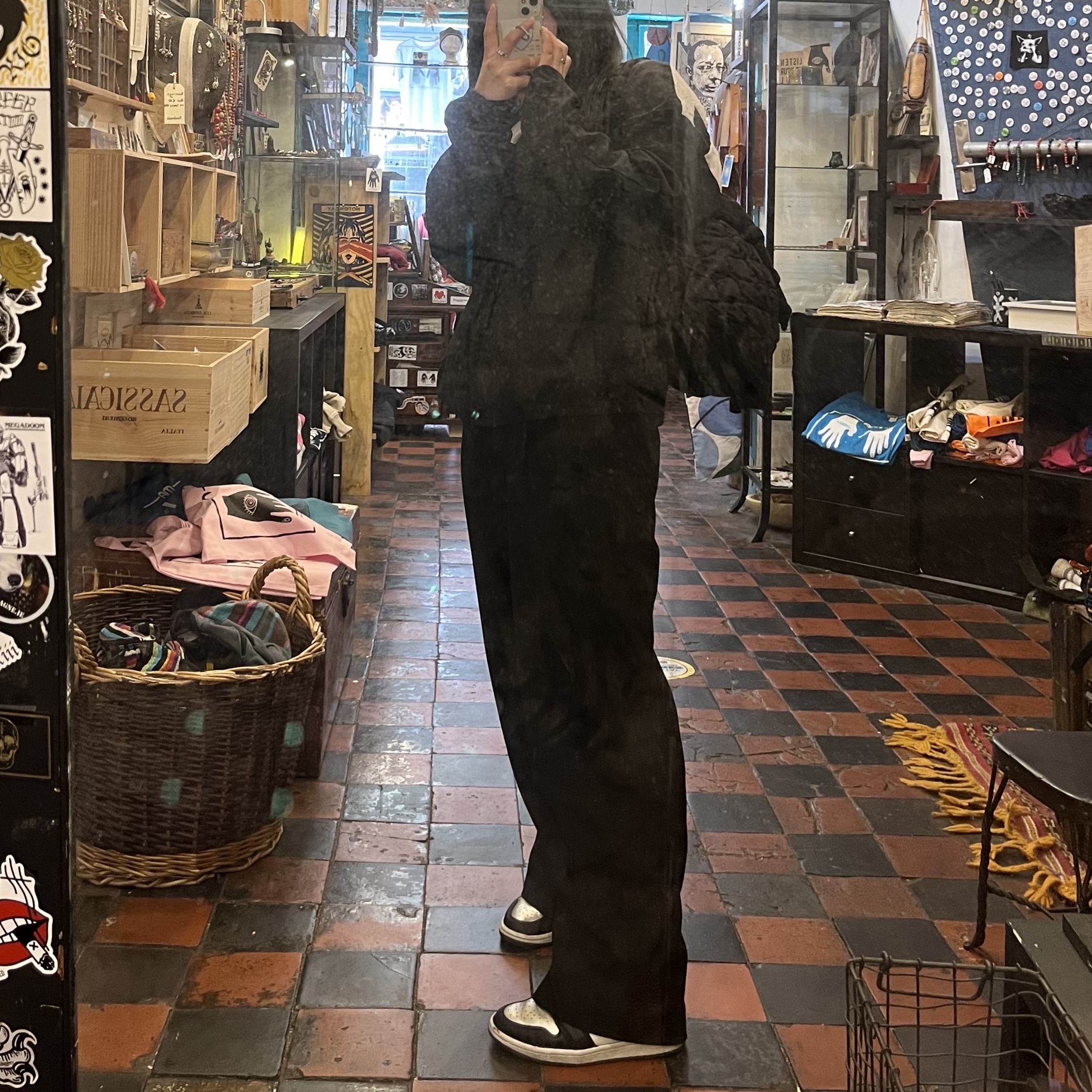 COS Quilted Mini Bag Black, (W) Jordan 1 Retro High OG Silver Toe 착용 스타일