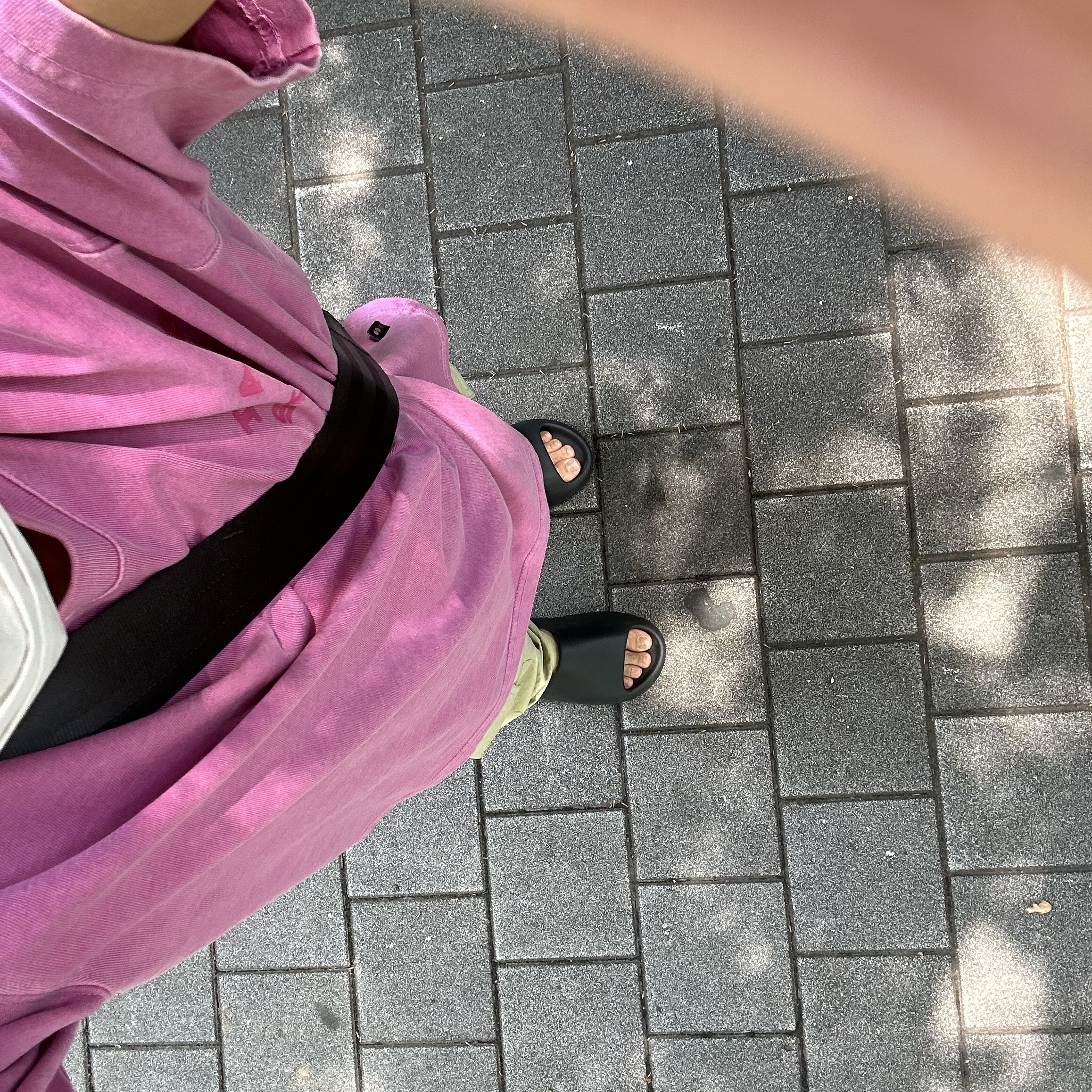 IAB Studio Pigment T-Shirt Magenta, Adidas Yeezy Slide Onyx 착용 스타일