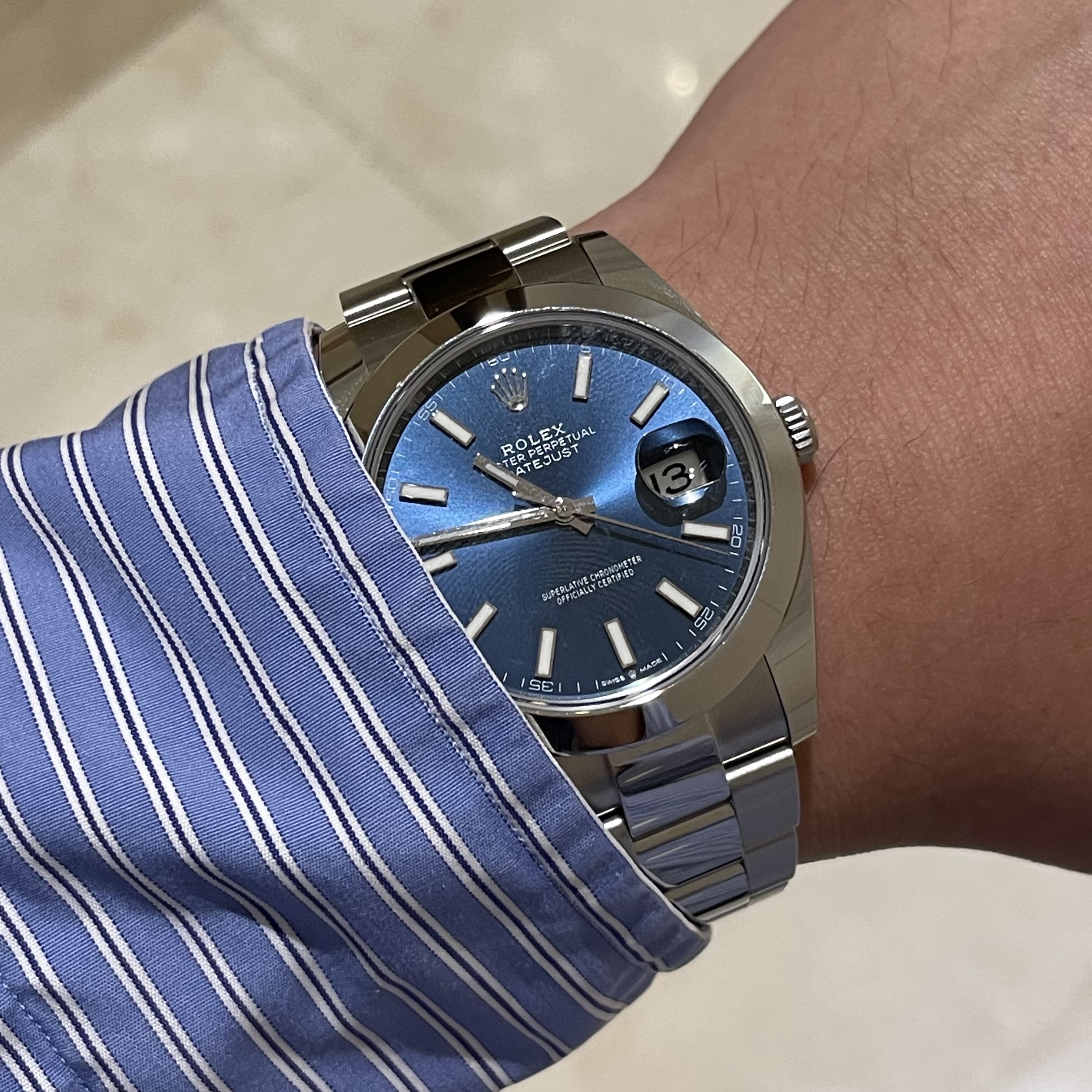 Rolex Datejust 41mm 126300 Bright Blue Oyster 착용 스타일