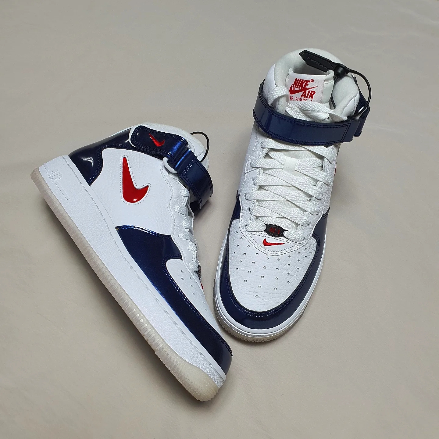 Nike Air Force 1 Mid QS University Red and Midnight Navy 착용 스타일 - 1