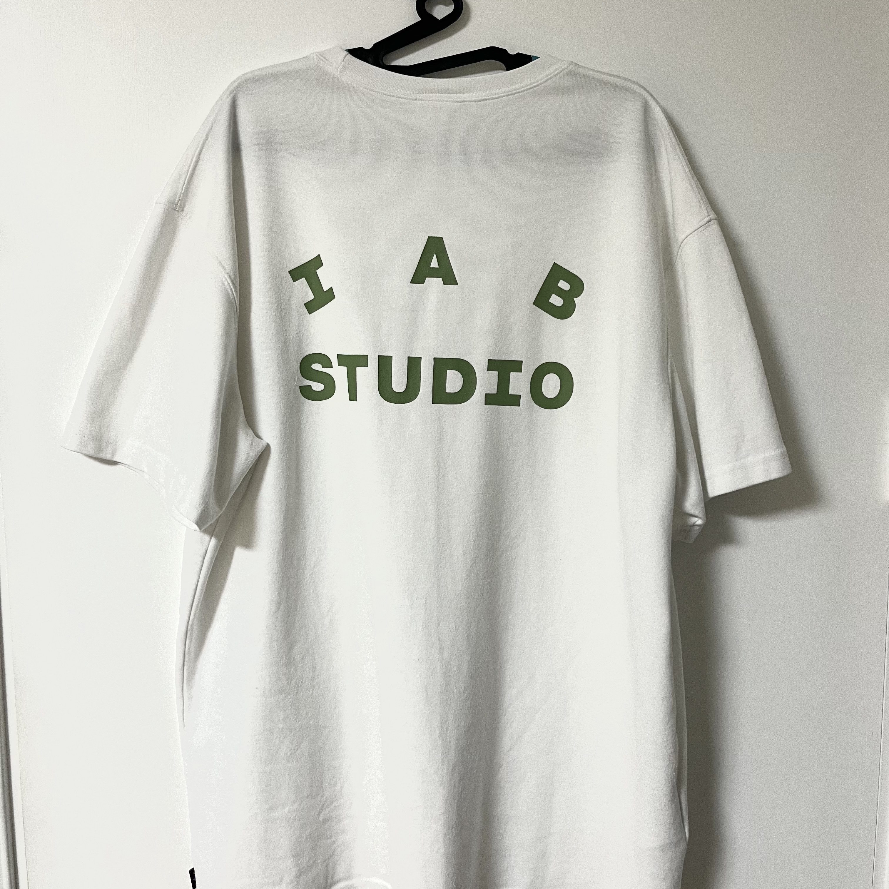 IAB Studio T-Shirt White Light Green 착용 스타일