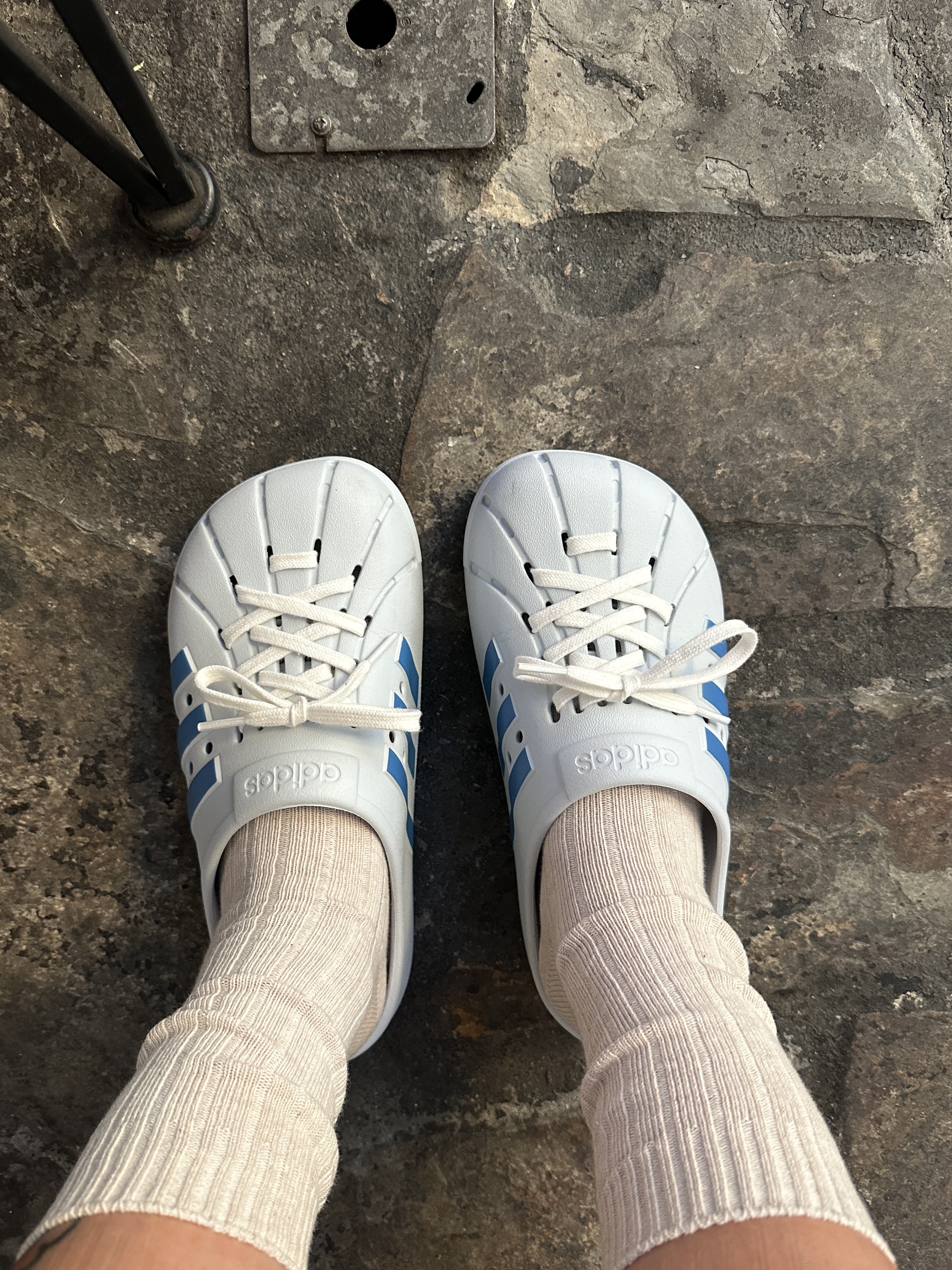 Adidas Adilette Clog Black White, Adidas Adilette Clog White Black 착용 스타일 - 4