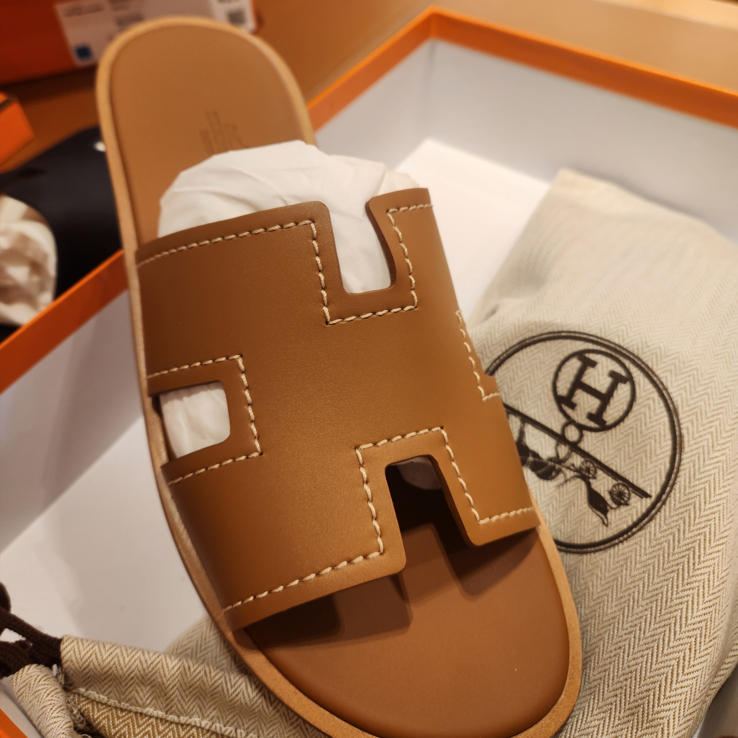 Hermes Izmir Sandal Calfskin & Naturel 착용 스타일