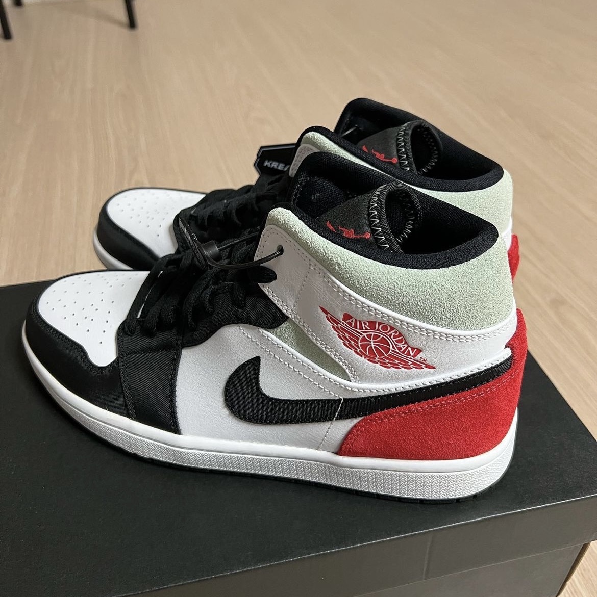 Jordan 1 Mid SE Track Red 착용 스타일