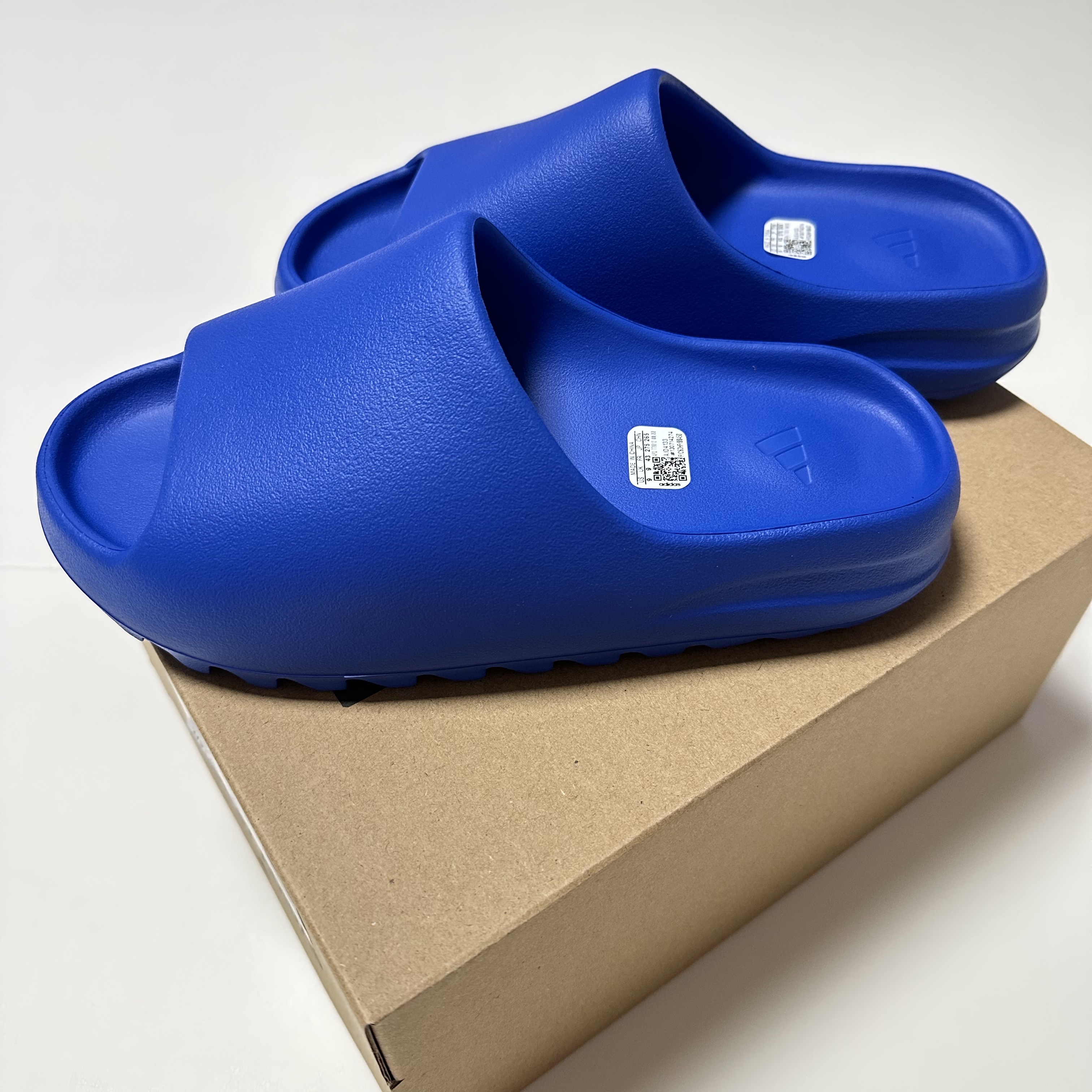 Adidas Yeezy Slide Azure 착용 스타일