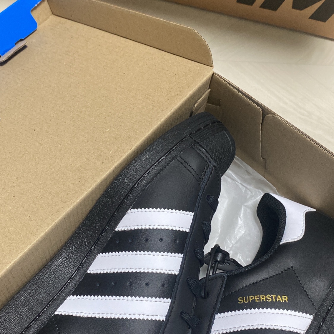 Adidas Superstar Core Black White 착용 스타일