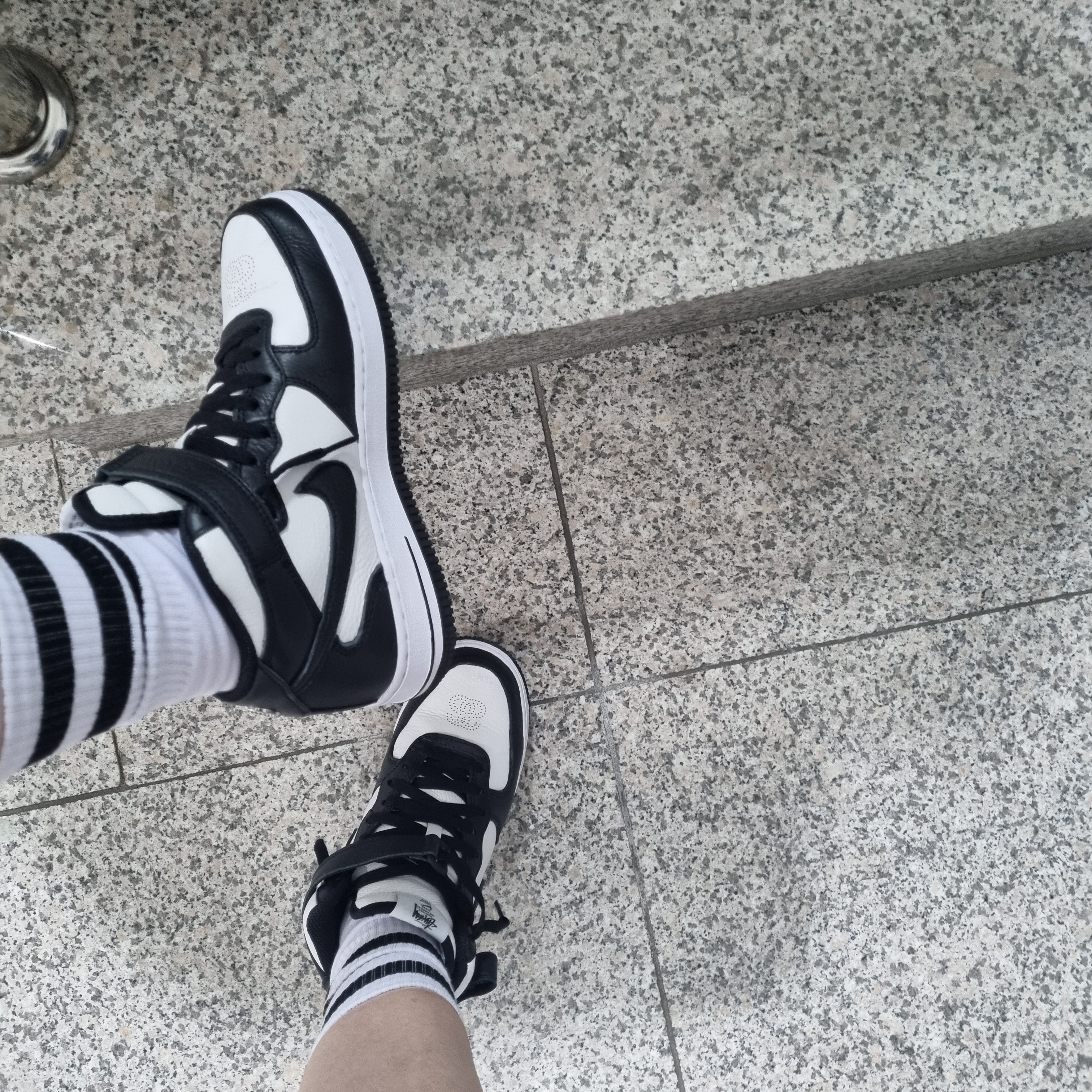 Nike x Stussy Air Force 1 '07 Mid SP Black and Light Bone 착용 스타일