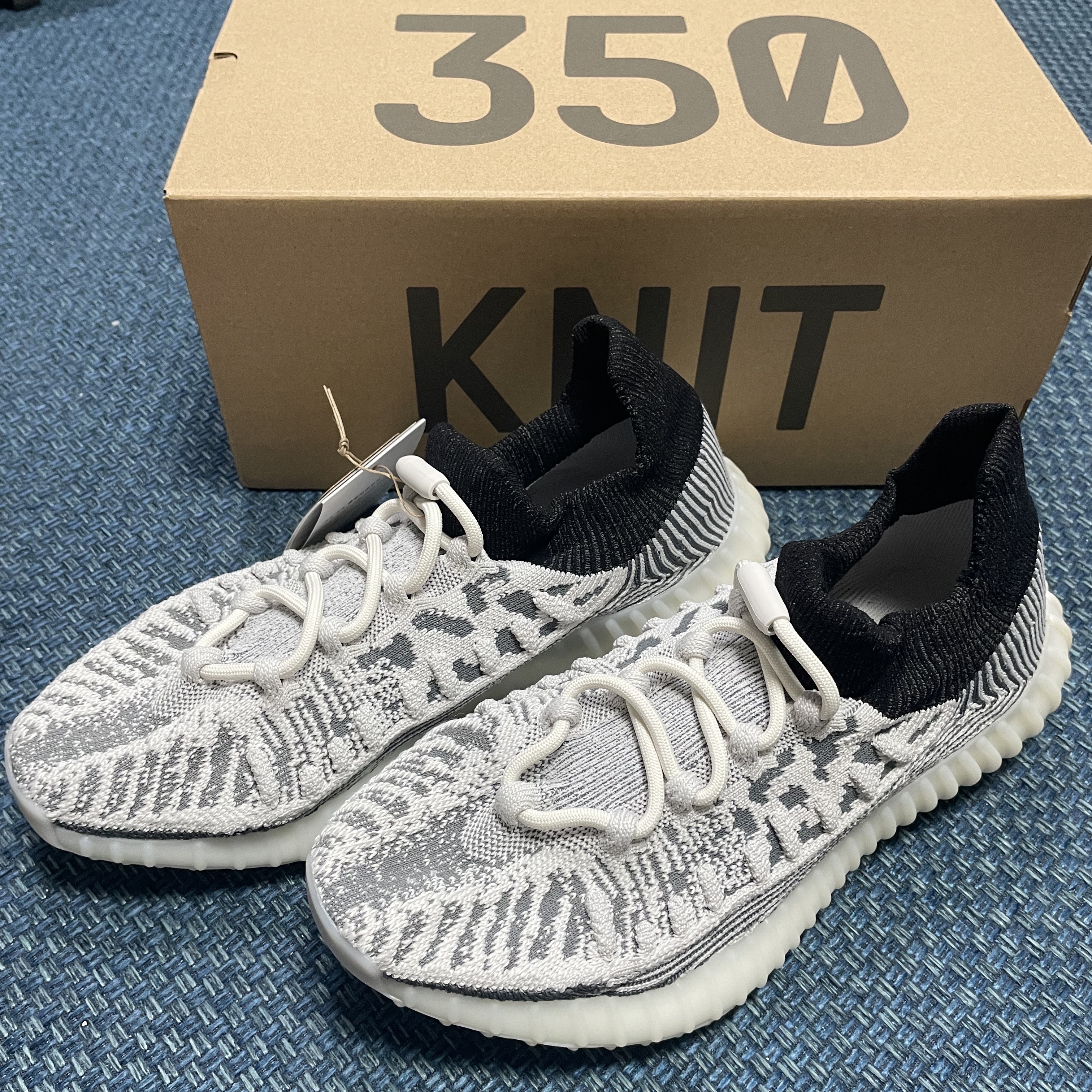 Adidas Yeezy 350 V2 CMPCT Slate White 착용 스타일