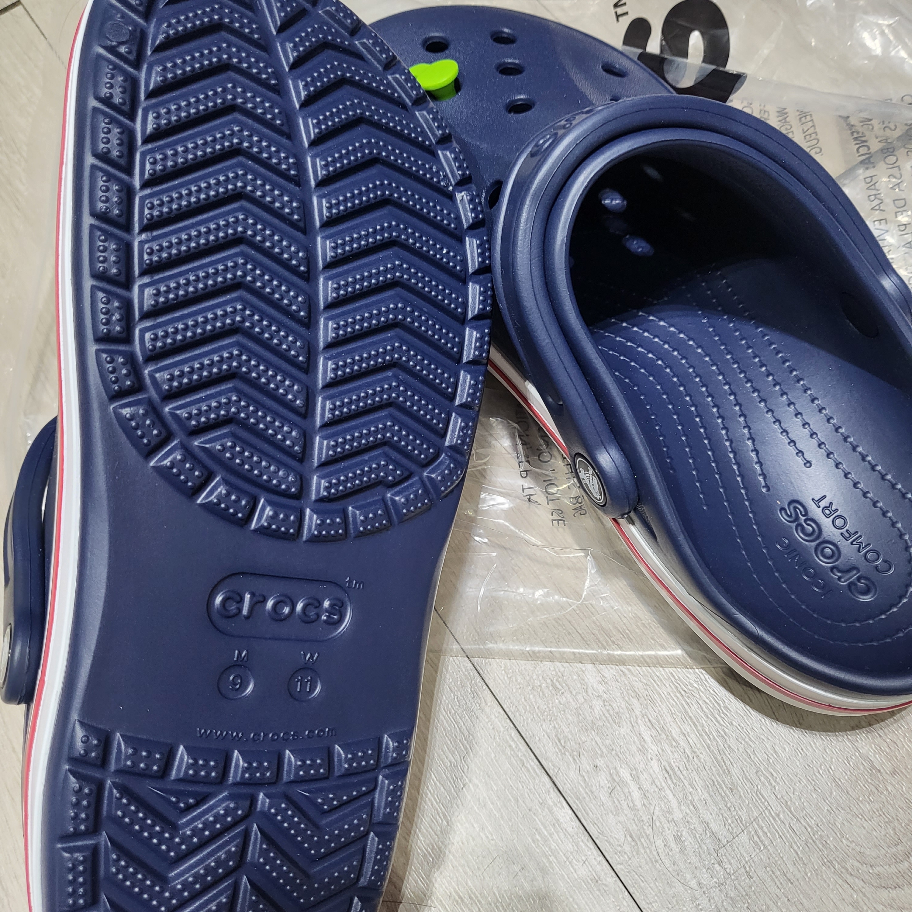 Crocs Bayaband Clog Navy Pepper 착용 스타일 - 2