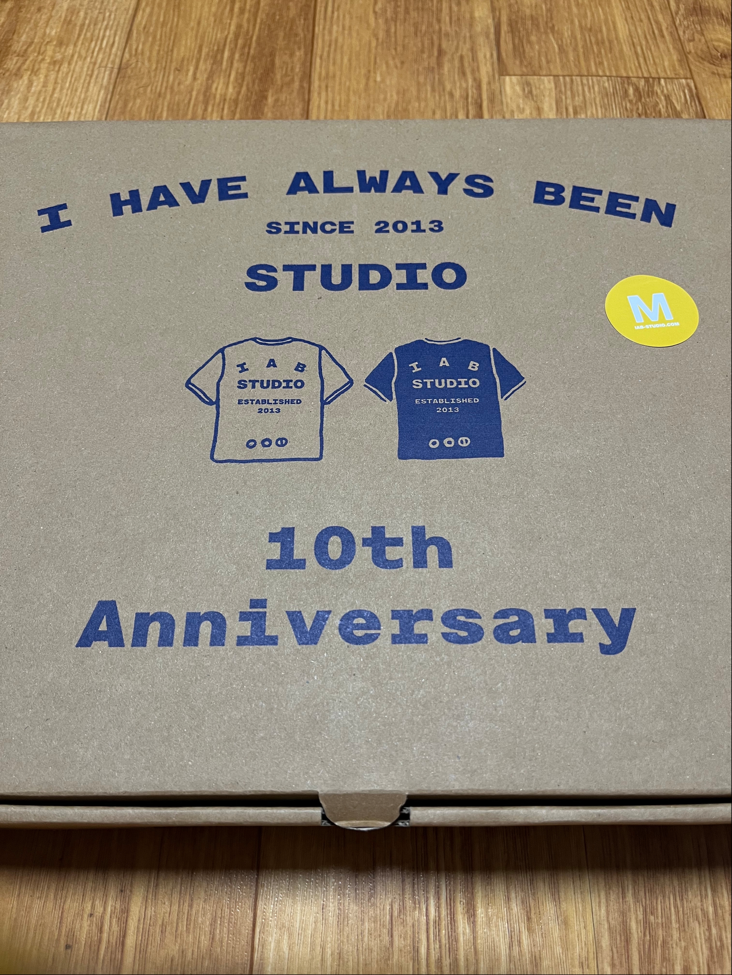 IAB Studio 10th Anniversary T-Shirts Pack White & Black (2 Pack) 착용 스타일 - 2