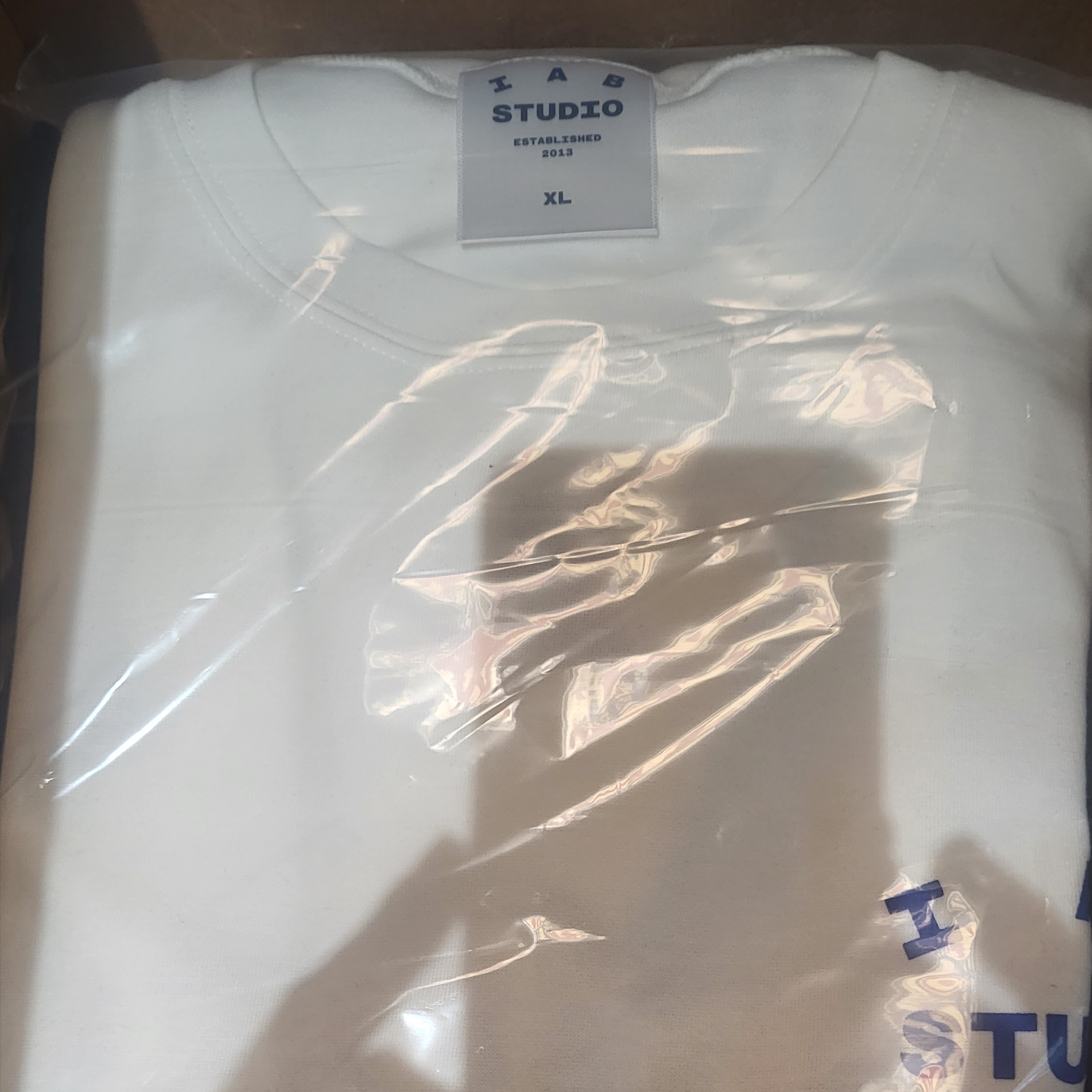 IAB Studio 10th Anniversary T-Shirts Pack White & Black (2 Pack) 착용 스타일 - 2