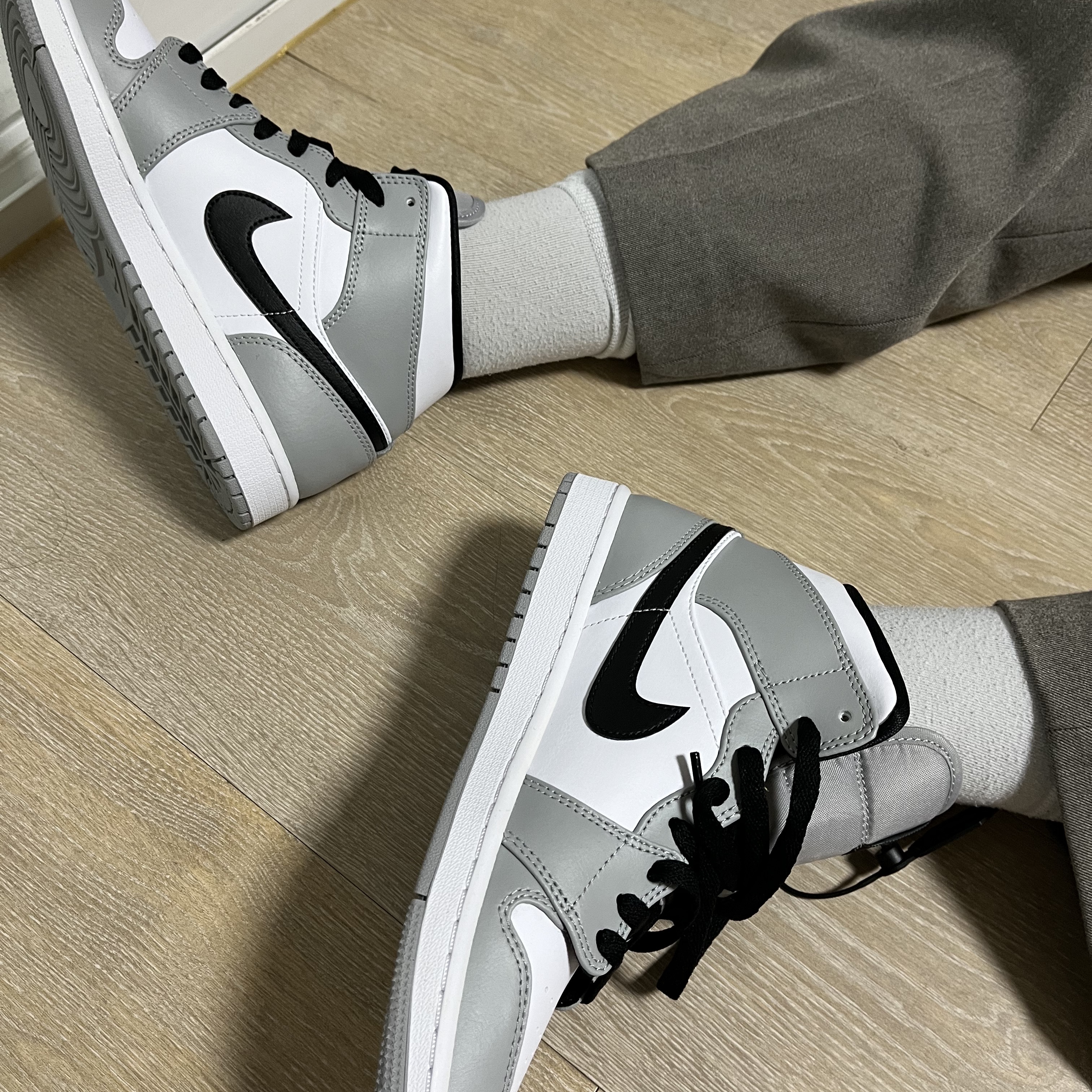 Jordan 1 Mid Light Smoke Grey 착용 스타일