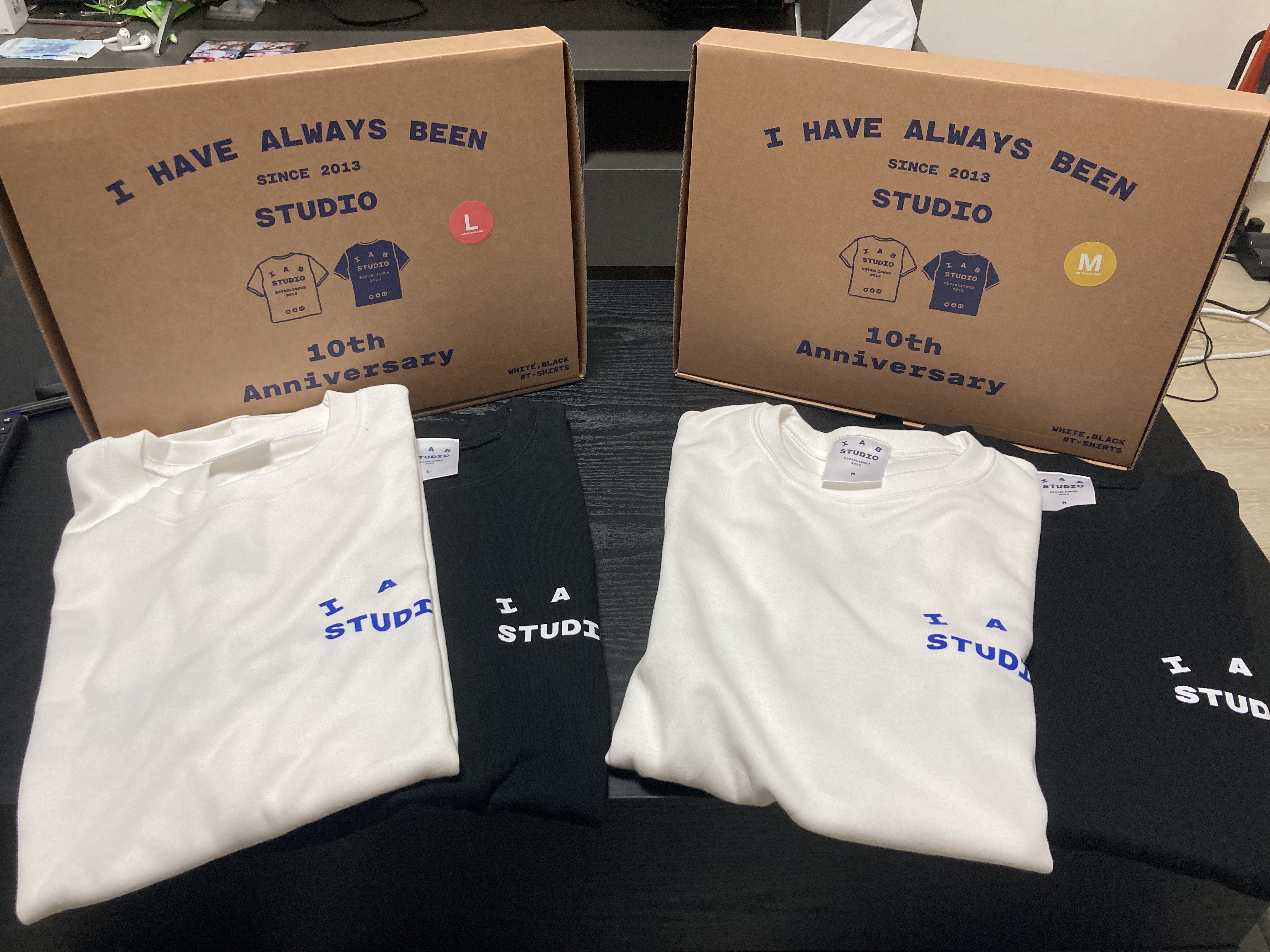 IAB Studio 10th Anniversary T-Shirts Pack White & Black (2 Pack) 착용 스타일