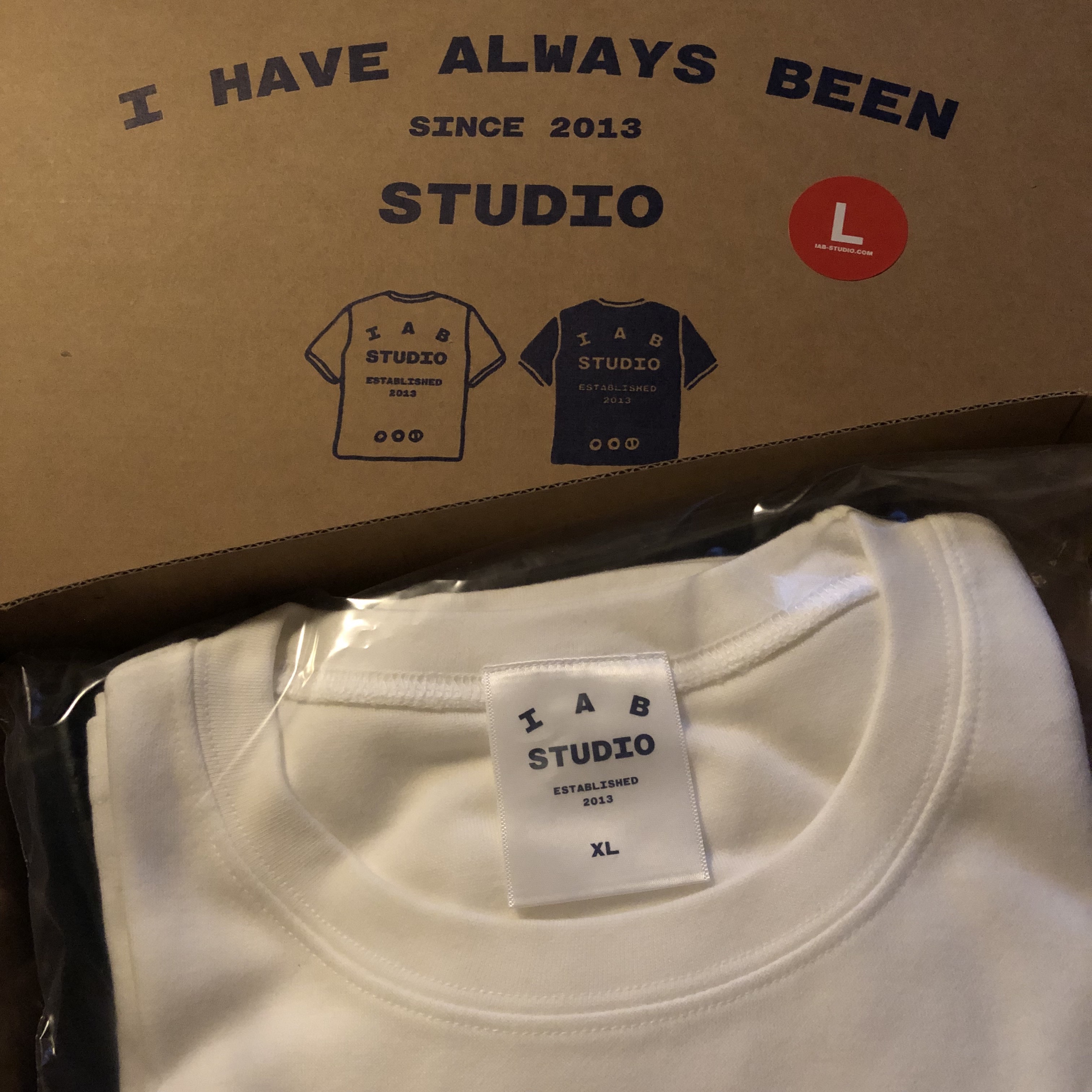 IAB Studio 10th Anniversary T-Shirts Pack White & Black (2 Pack) 착용 스타일 - 1