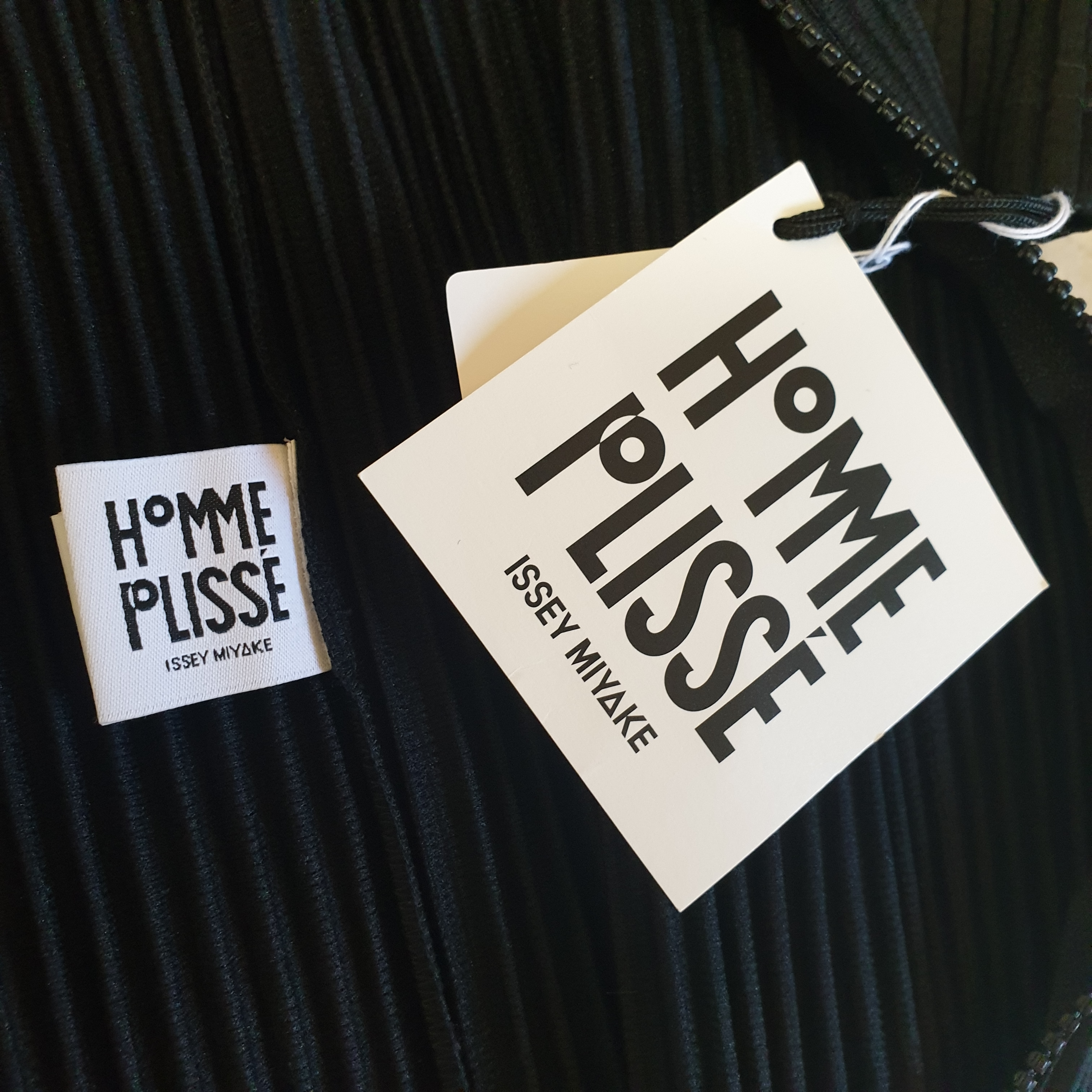Homme Plisse Issey Miyake Basics Cardigan Black 착용 스타일