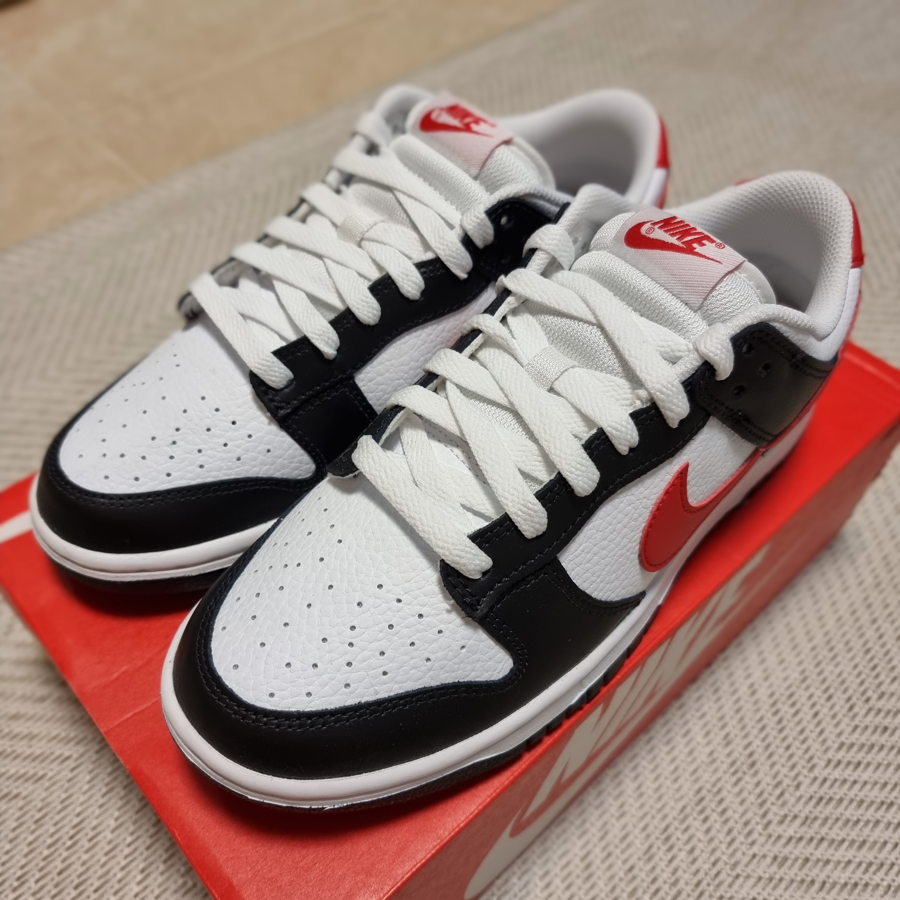 Nike Dunk Low Retro Black University Red 착용 스타일
