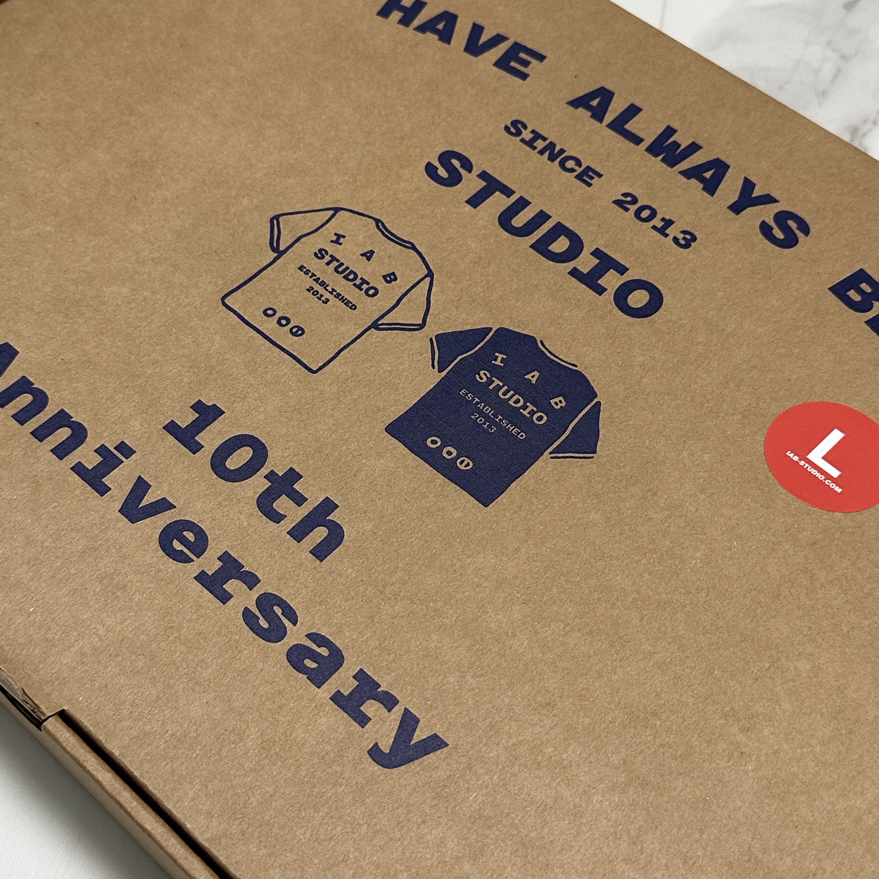 IAB Studio 10th Anniversary T-Shirts Pack White & Black (2 Pack) 착용 스타일