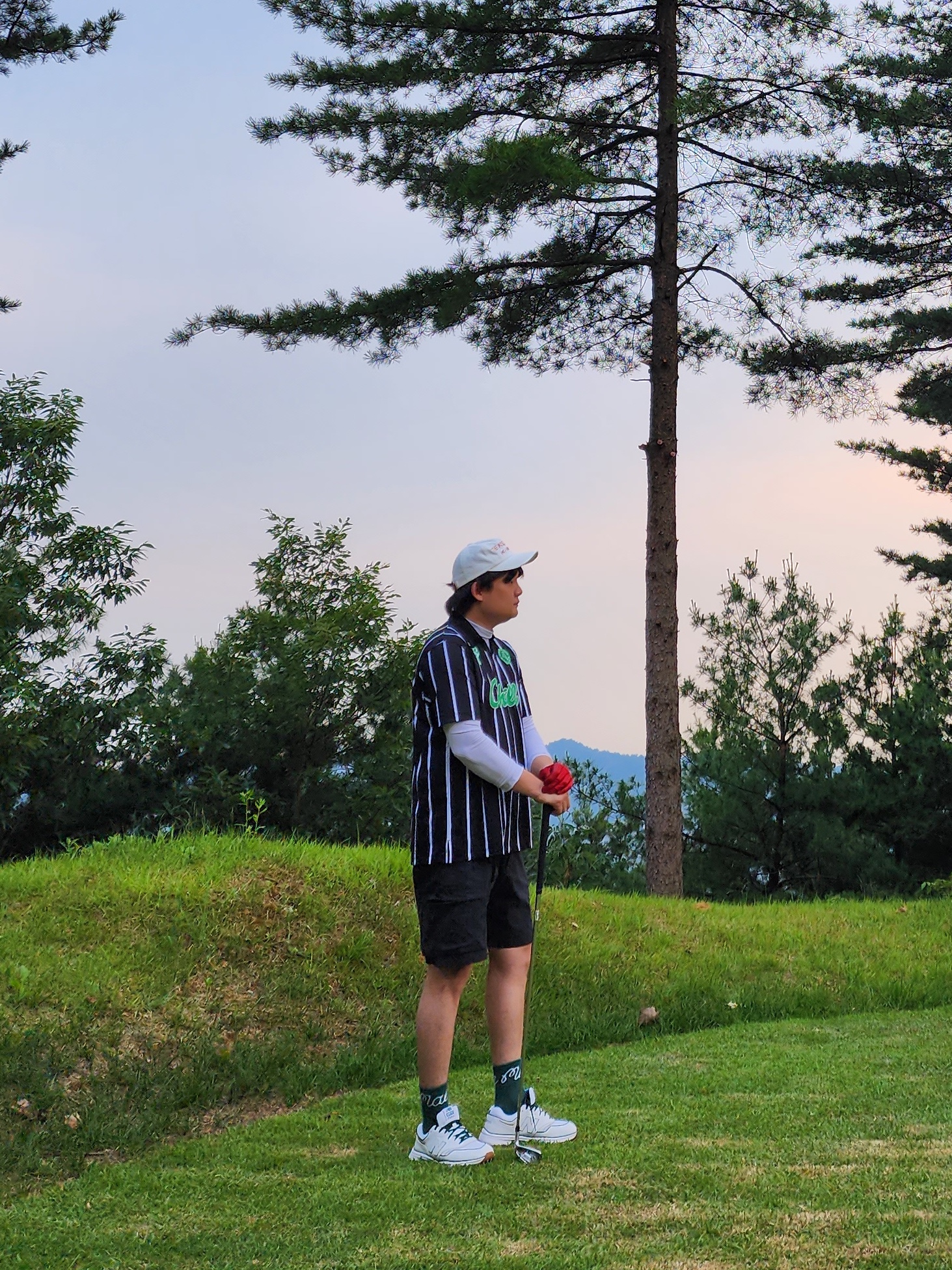 The Museum Visitor Art Design Studio Ball Cap White, New Balance x Malbon 997 Golf White Green 착용 스타일