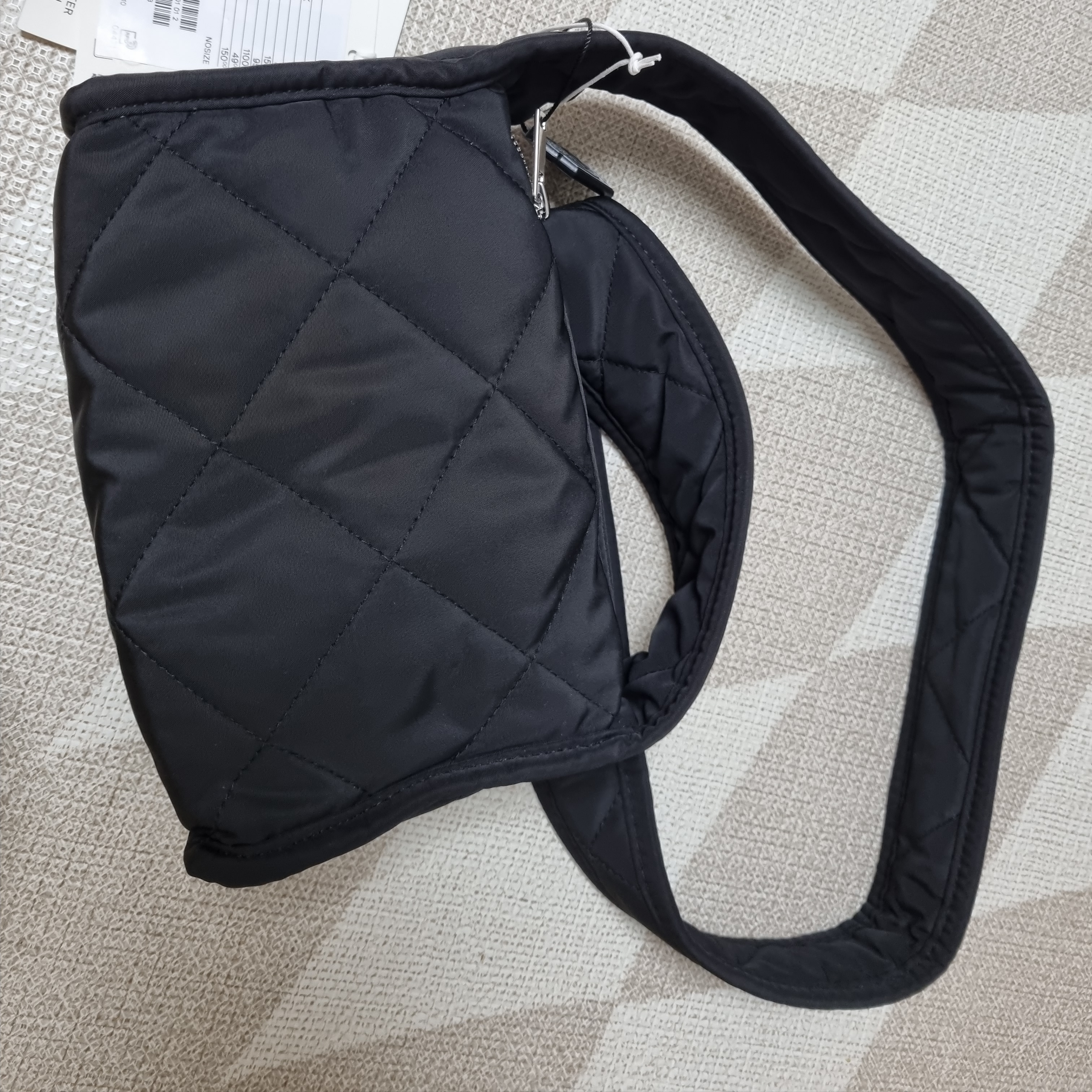COS Diamond Quilted Mini Crossbody Bag Black 착용 스타일