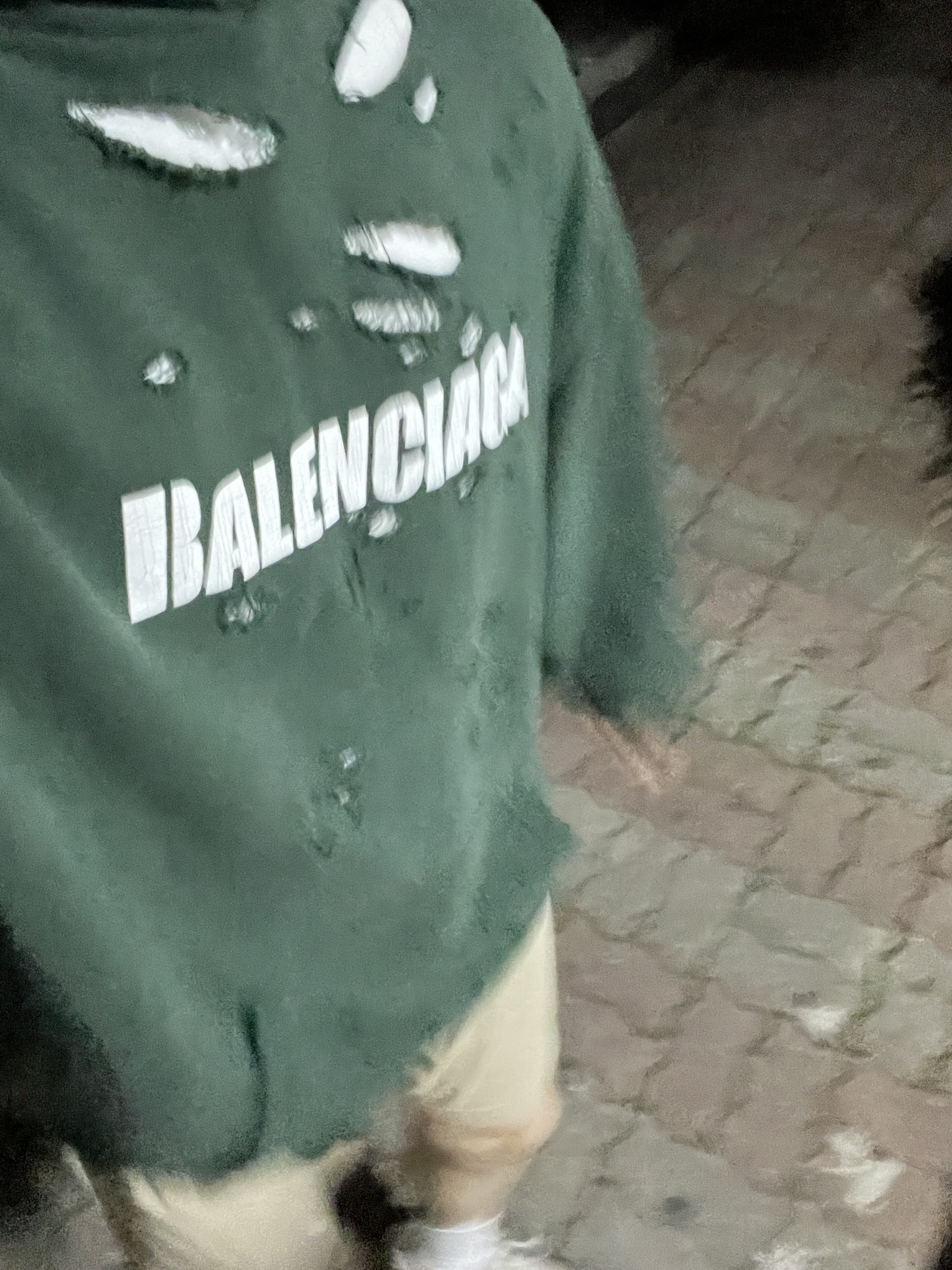 Balenciaga Destroyed Hoodie Black White 착용 스타일 - 1