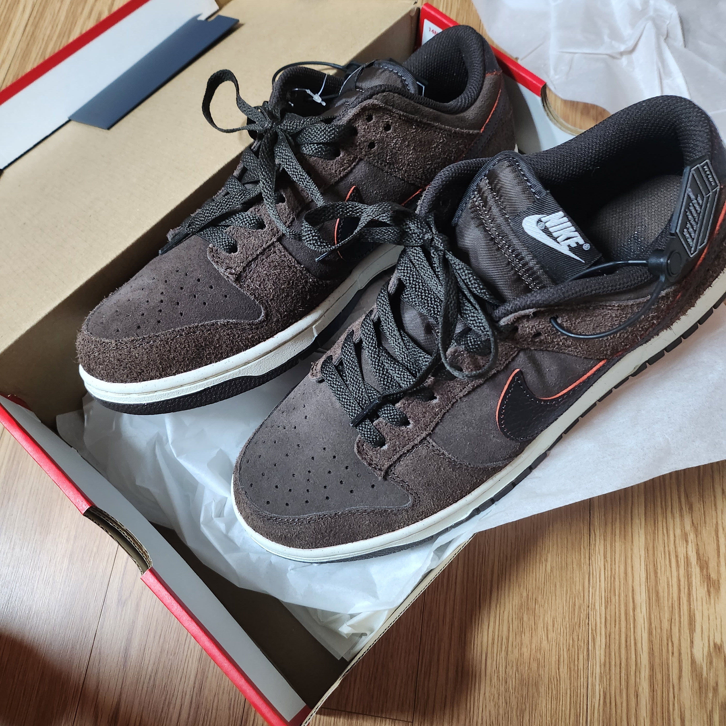 Nike Dunk Low Premium Baroque Brown and Team Orange 착용 스타일 - 1
