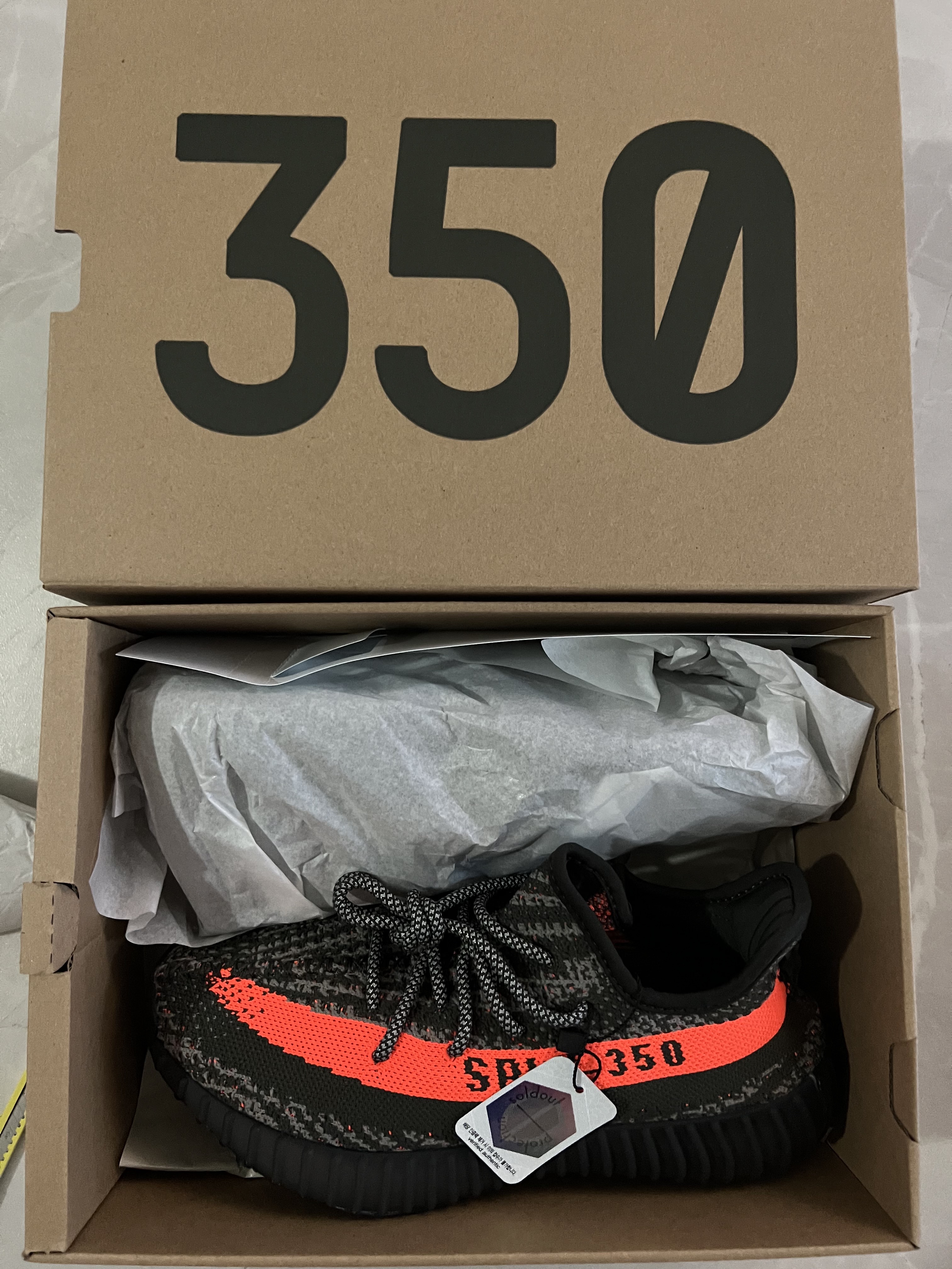 Adidas Yeezy Boost 350 V2 Carbon Beluga 착용 스타일