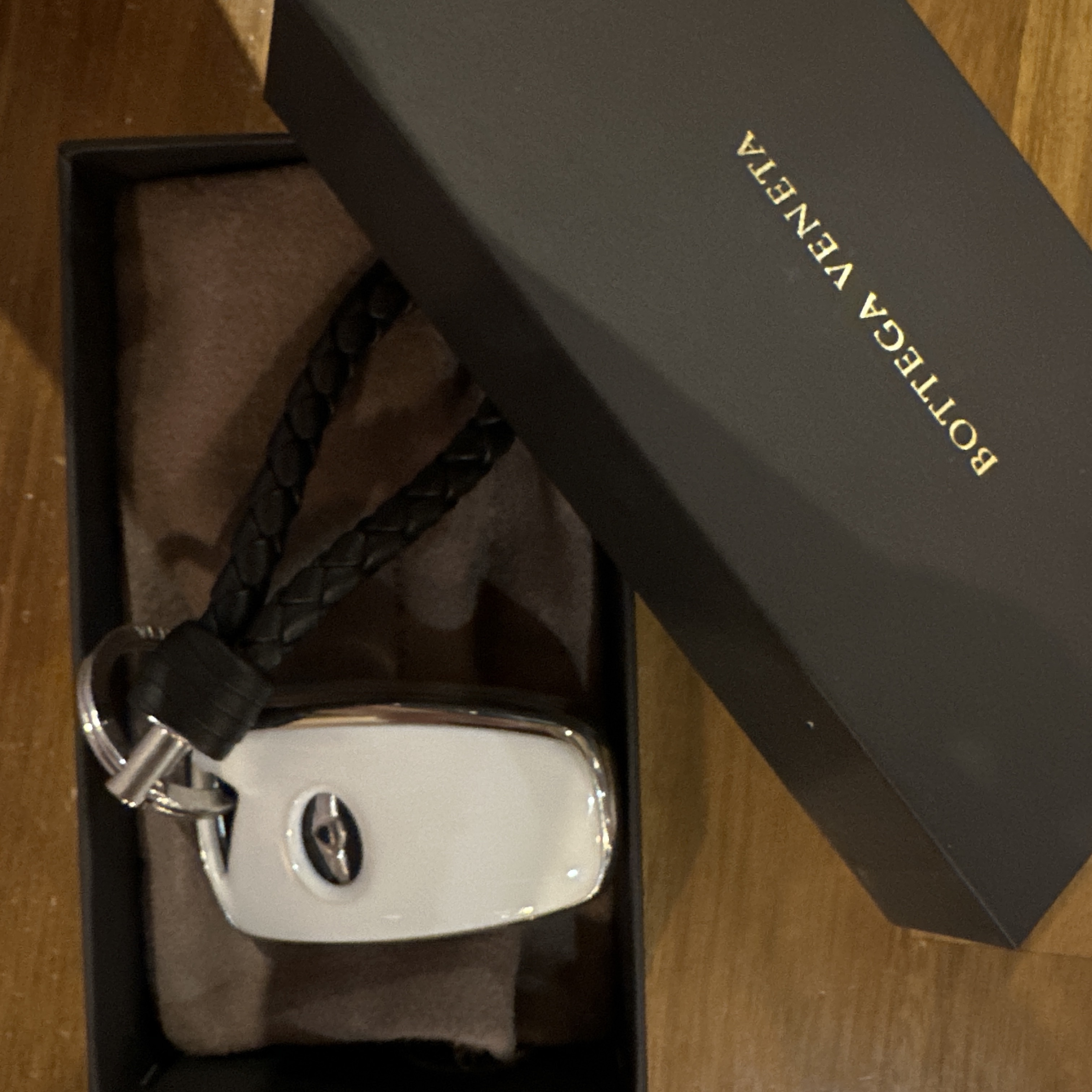 Bottega Veneta Leather Keyring Black 착용 스타일
