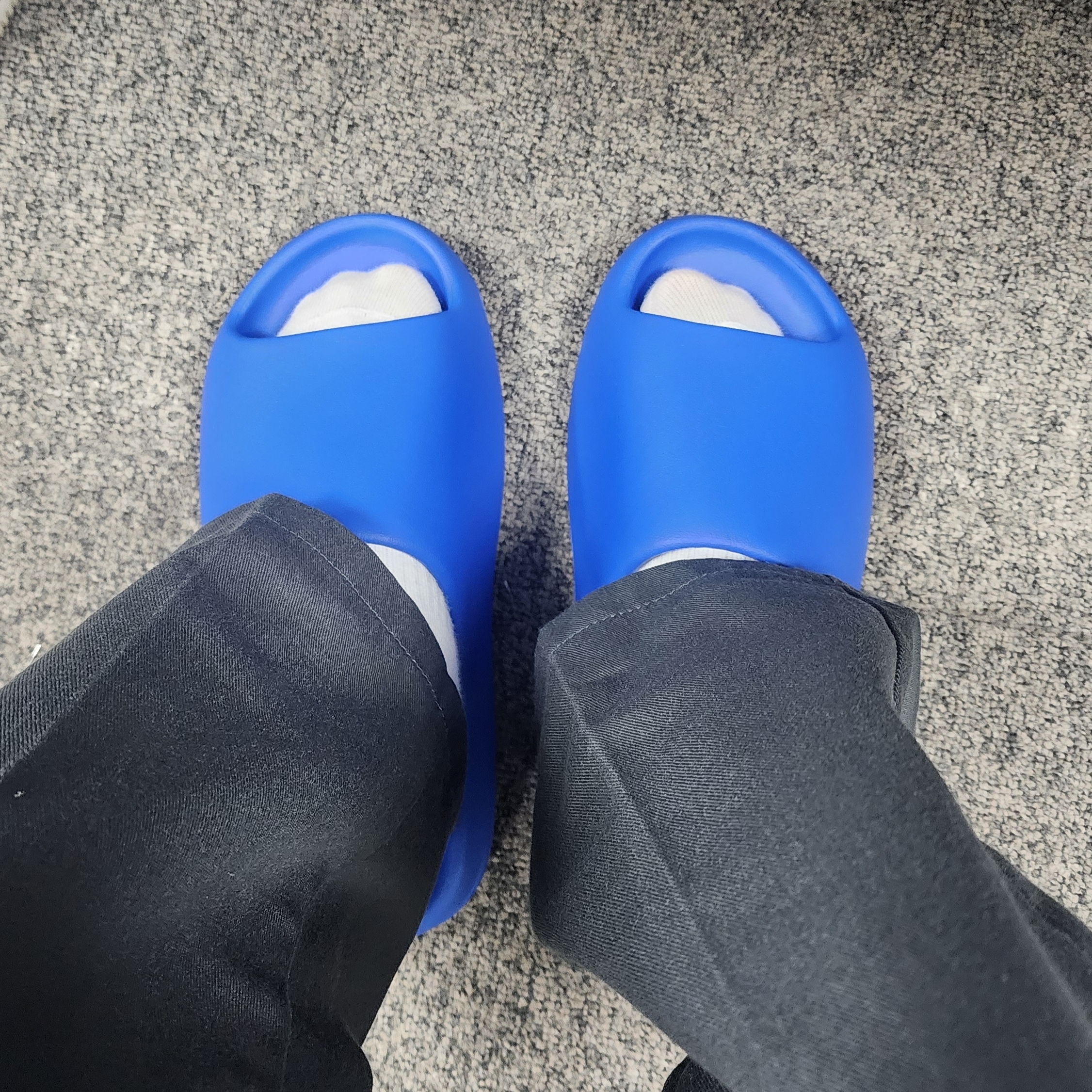 Adidas Yeezy Slide Azure 착용 스타일 - 1