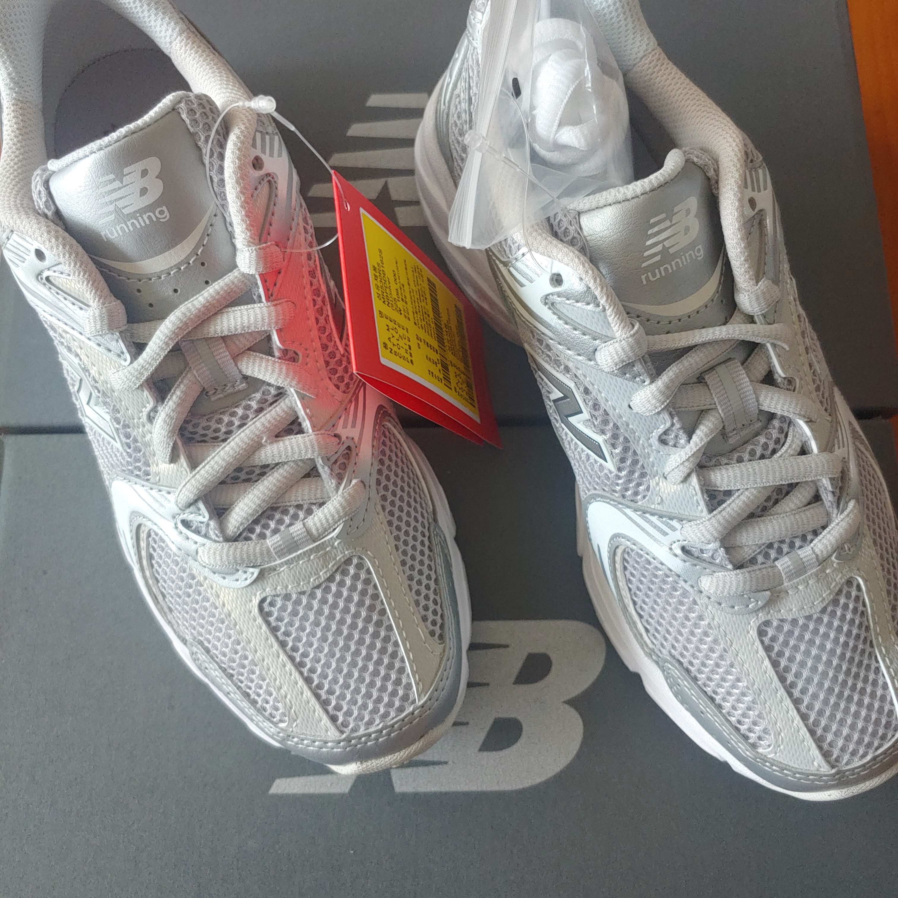 New Balance 530 Silver Grey 착용 스타일 - 2
