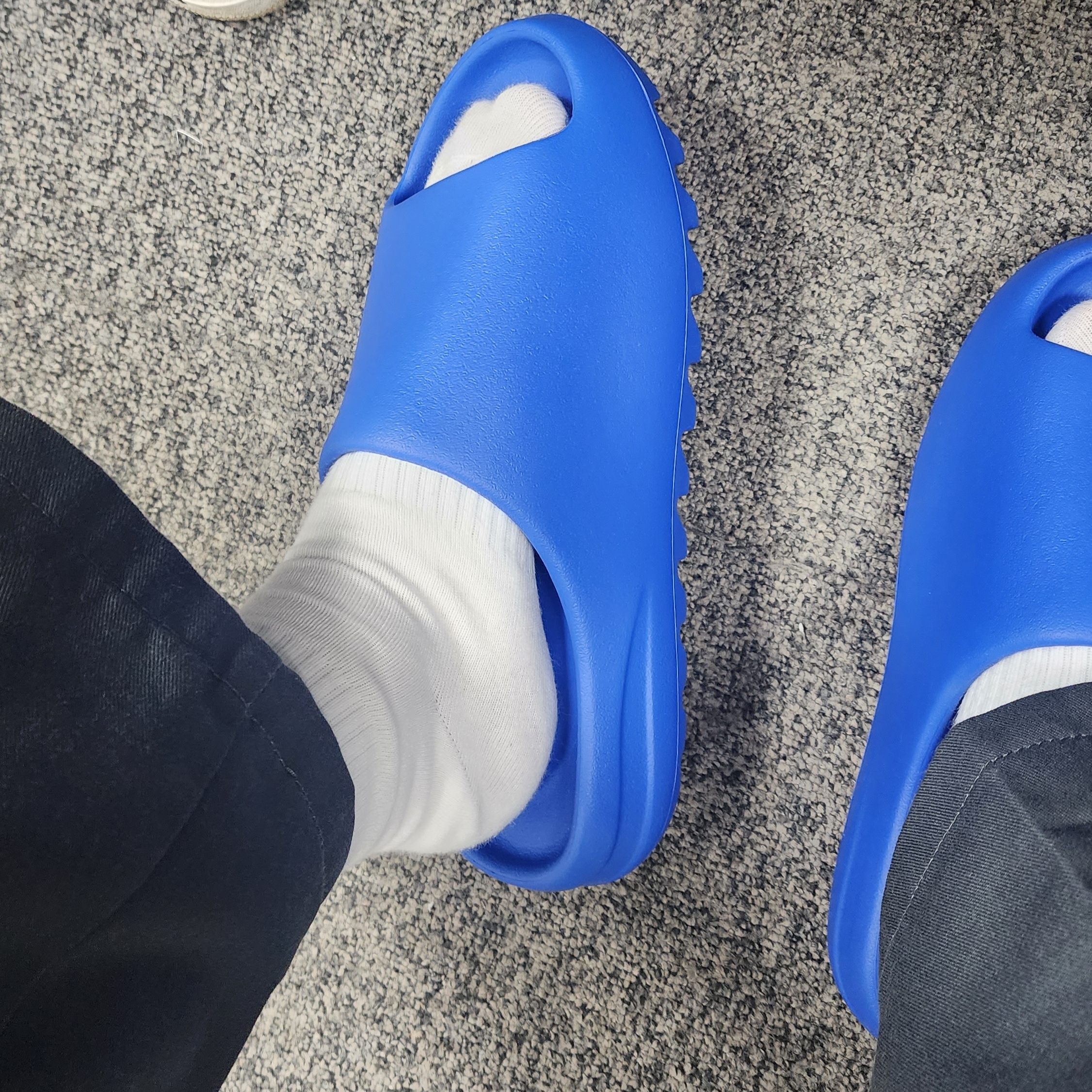 Adidas Yeezy Slide Azure 착용 스타일 - 2