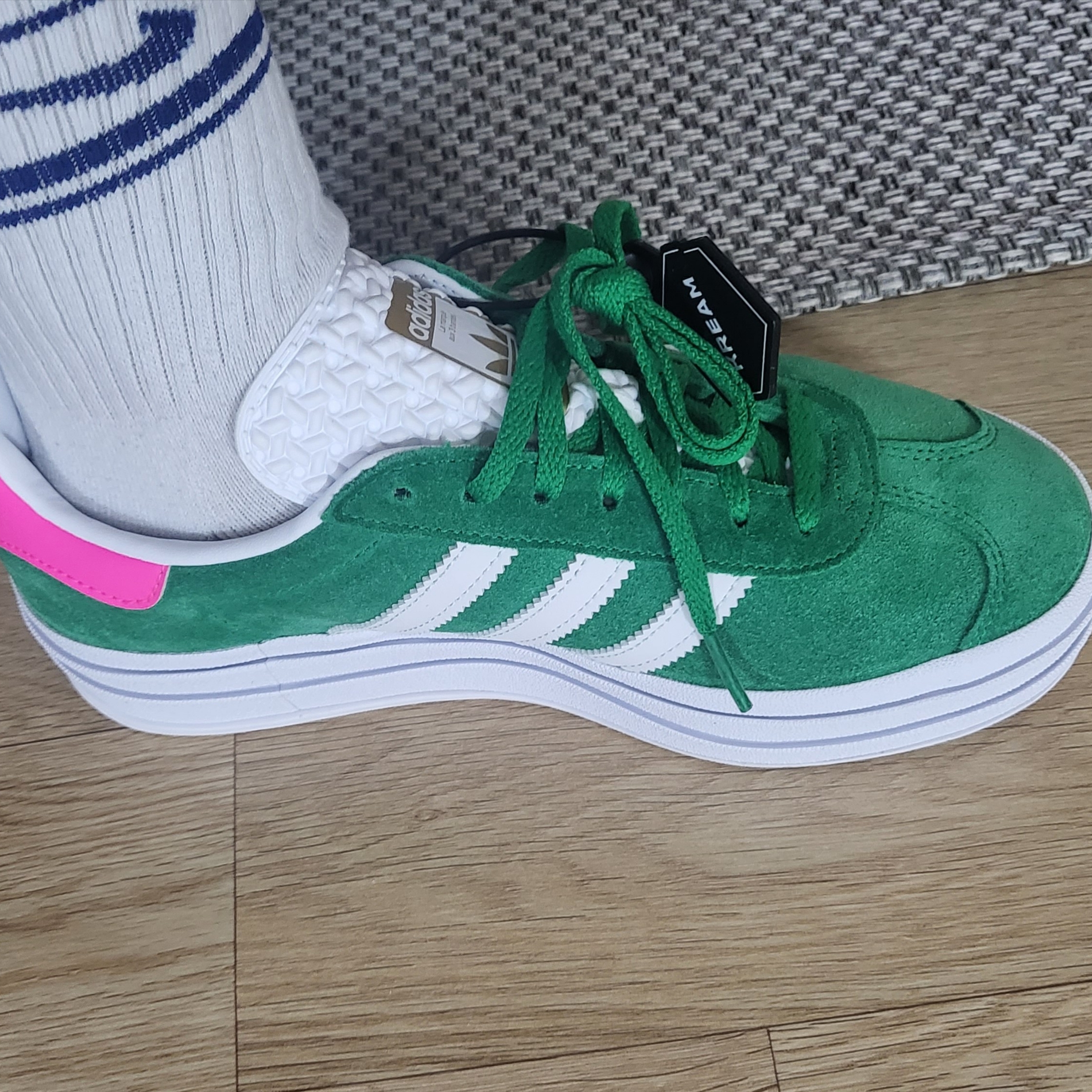 (W) Adidas Gazelle Bold Green Cloud White 착용 스타일 - 1